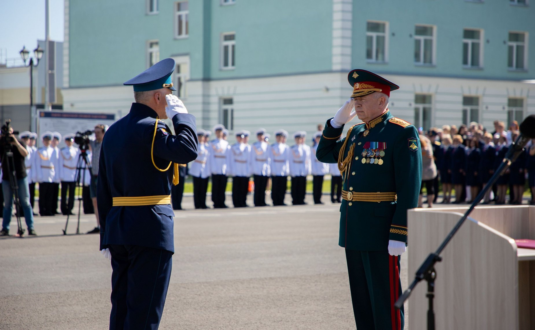 Александр Ракитин во время рабочей поездки в регион принял участие в торжественных мероприятиях, посвященных первому выпуску кадет в Петрозаводском Президентском кадетском училище