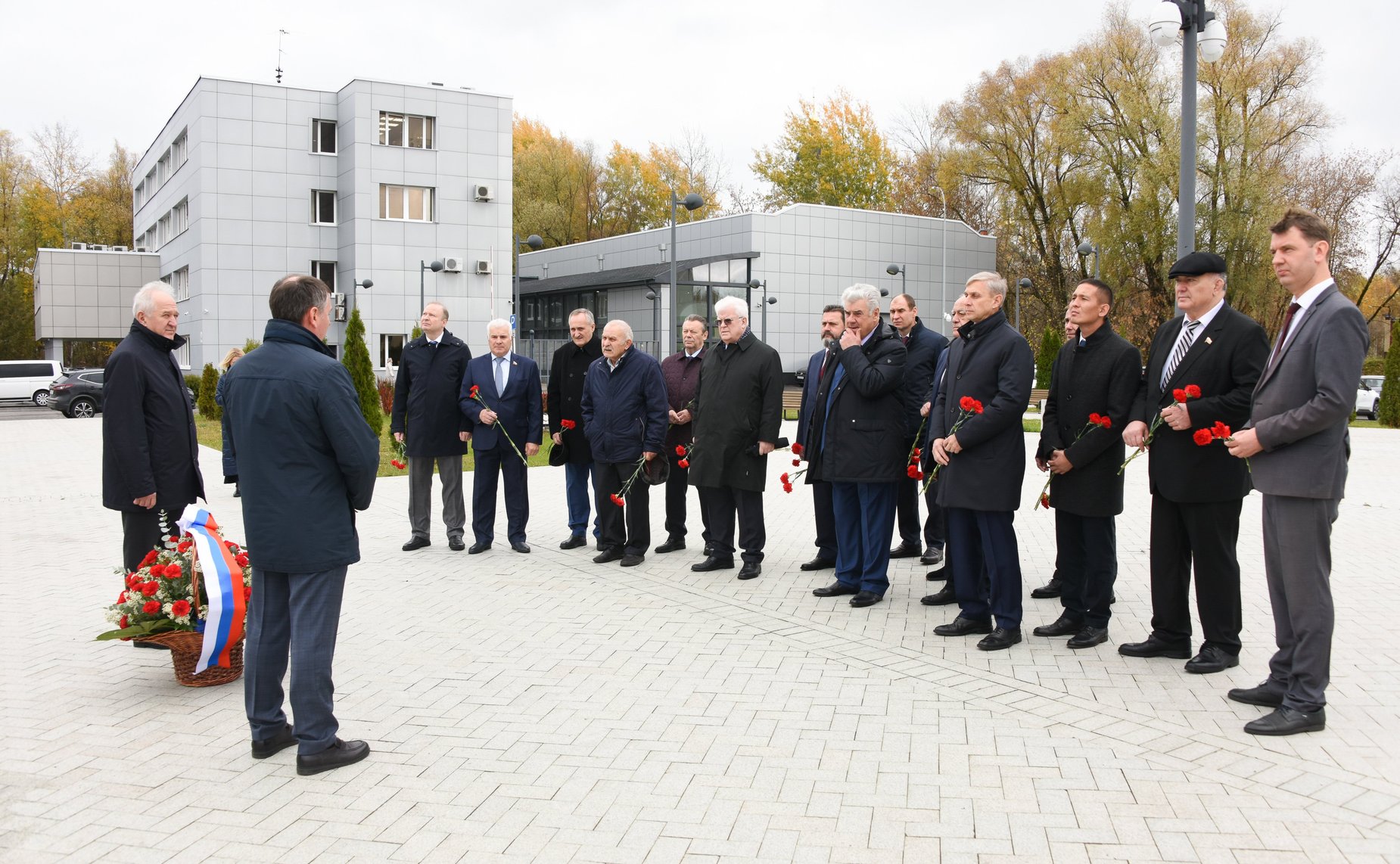 Сенаторы возложили цветы к памятнику испытателям отечественного ядерного оружия