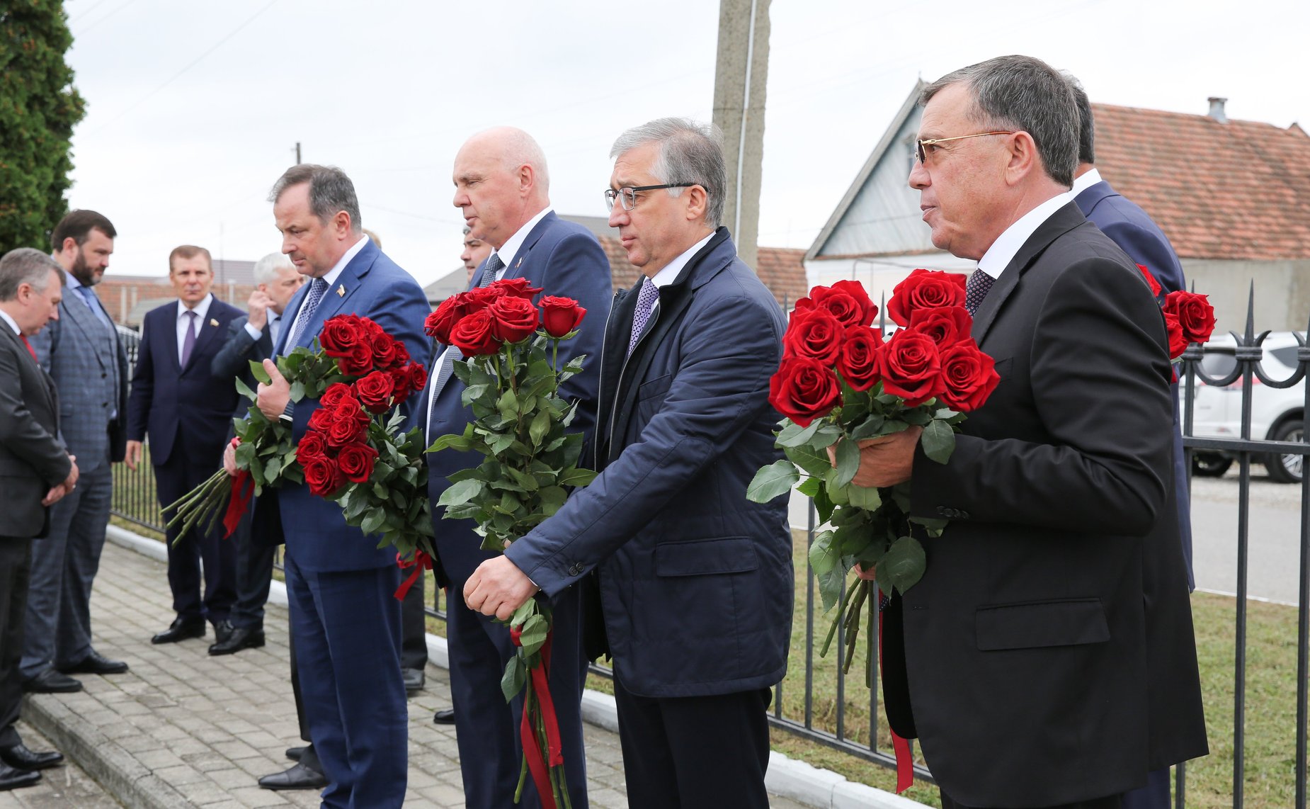 Сенаторы РФ приняли участие в церемонии возложения цветов к мемориалу