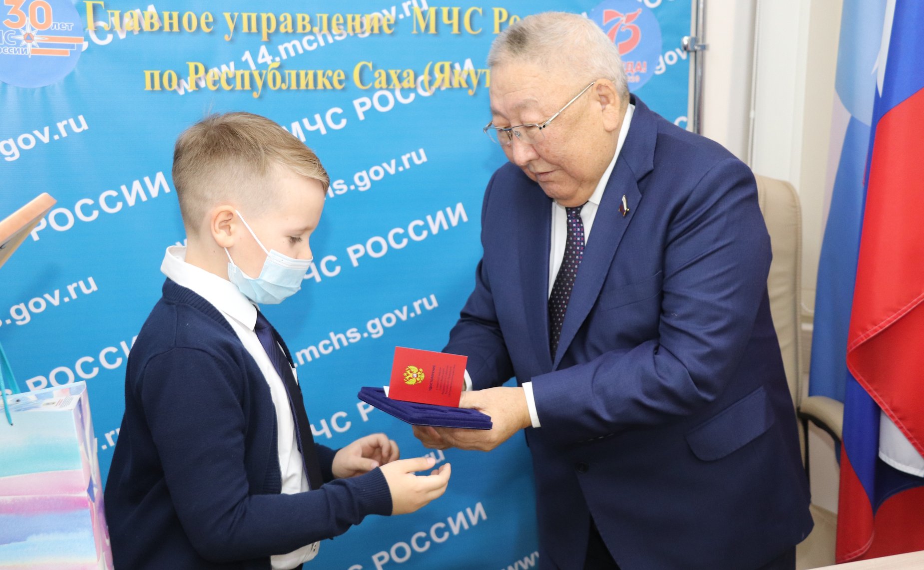 Егор Борисов вручили детям-героям памятные медали Совета Федерации «За проявленное мужество»