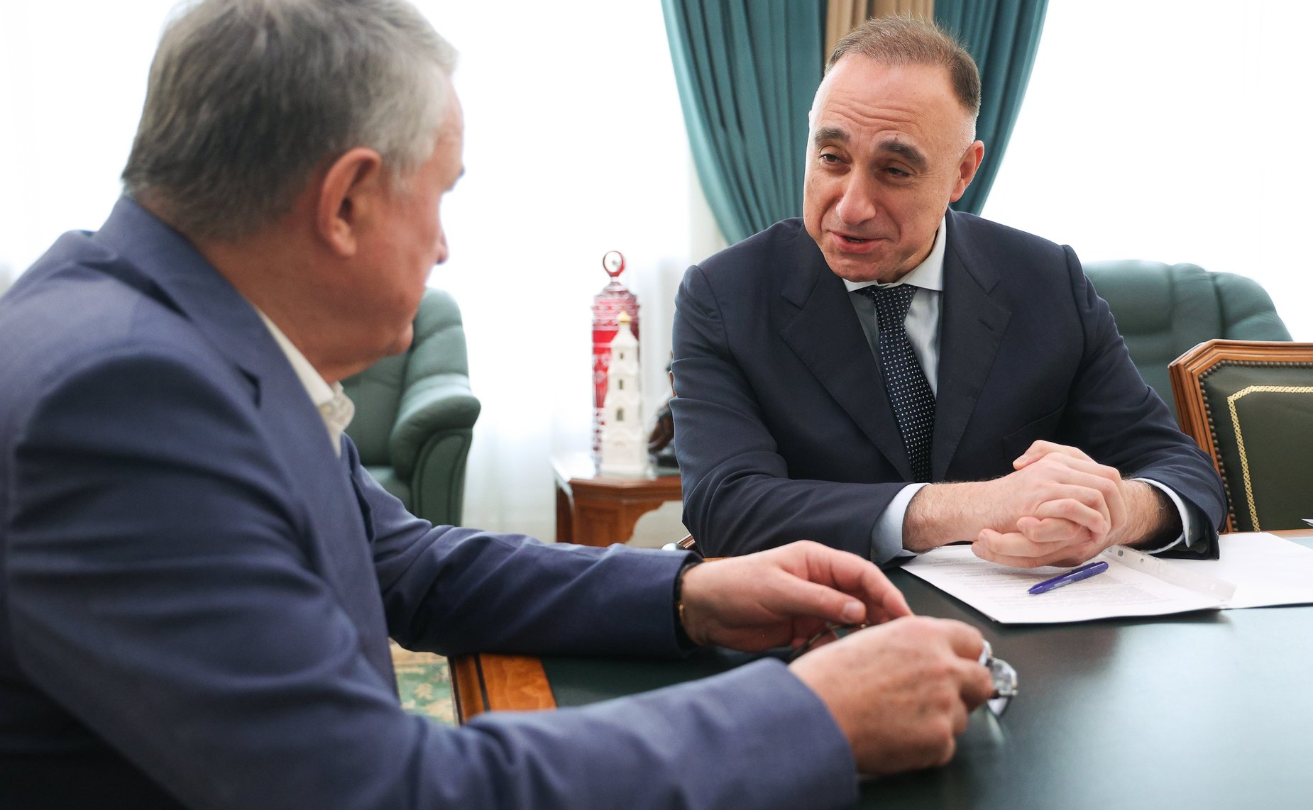 Рабочая встреча заместителя Председателя СФ Юрия Воробьева с Ваграмом Карапетяном, членом Экспертного совета МПК, исполнительным директором образовательно-культурного благотворительного фонда «Наше будущее»