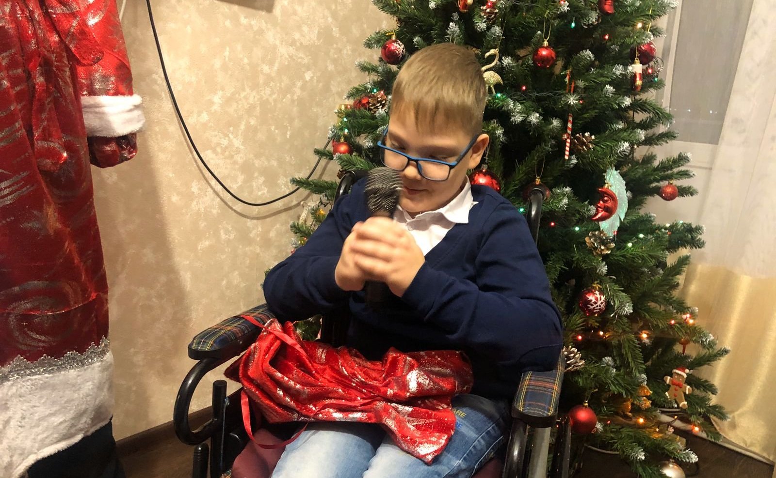 Сергей Безденежных приехал в Комсомольск-на-Амуре и вместе с Дедом Морозом вручил долгожданный подарок юному музыканту Жене Луговому