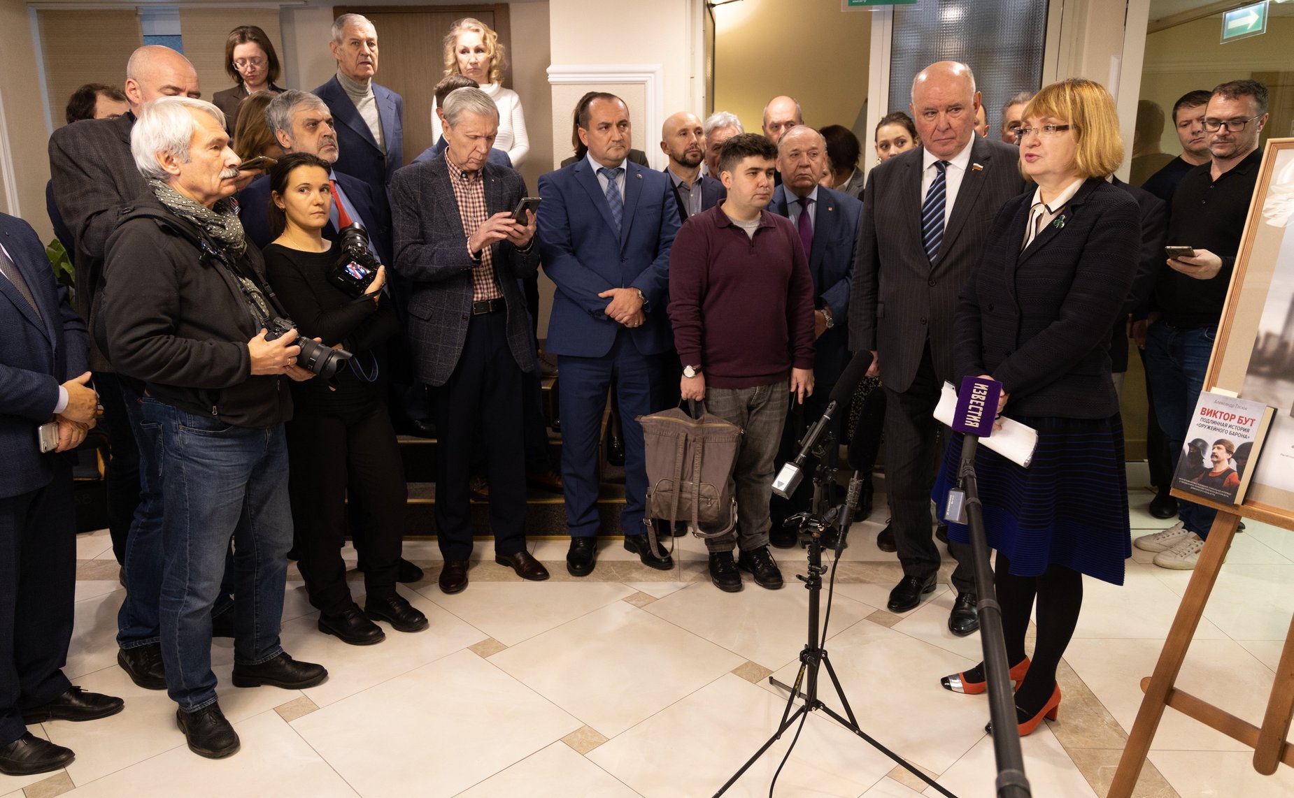 Открытие в Совете Федерации выставки художественных работ Виктора Бута