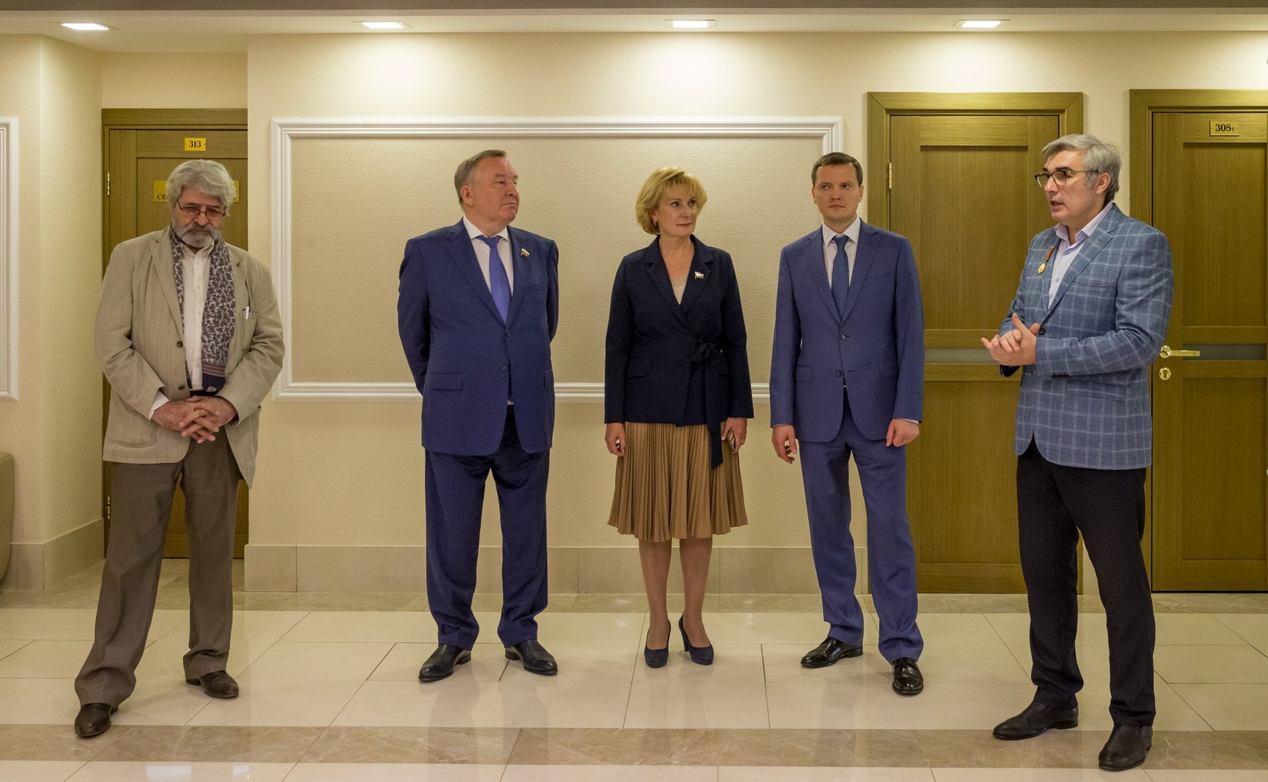 Открытие в Совете Федерации выставки скульптуры и графики Олега Закоморного