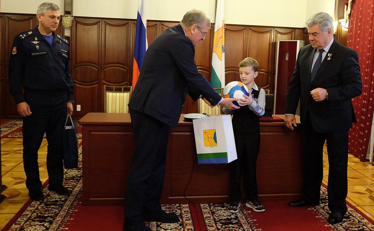 Виктор Бондарев в рамках Всероссийского гражданско-патриотического проекта «Дети-герои» наградил медалью «За проявленное мужество» кировского школьника