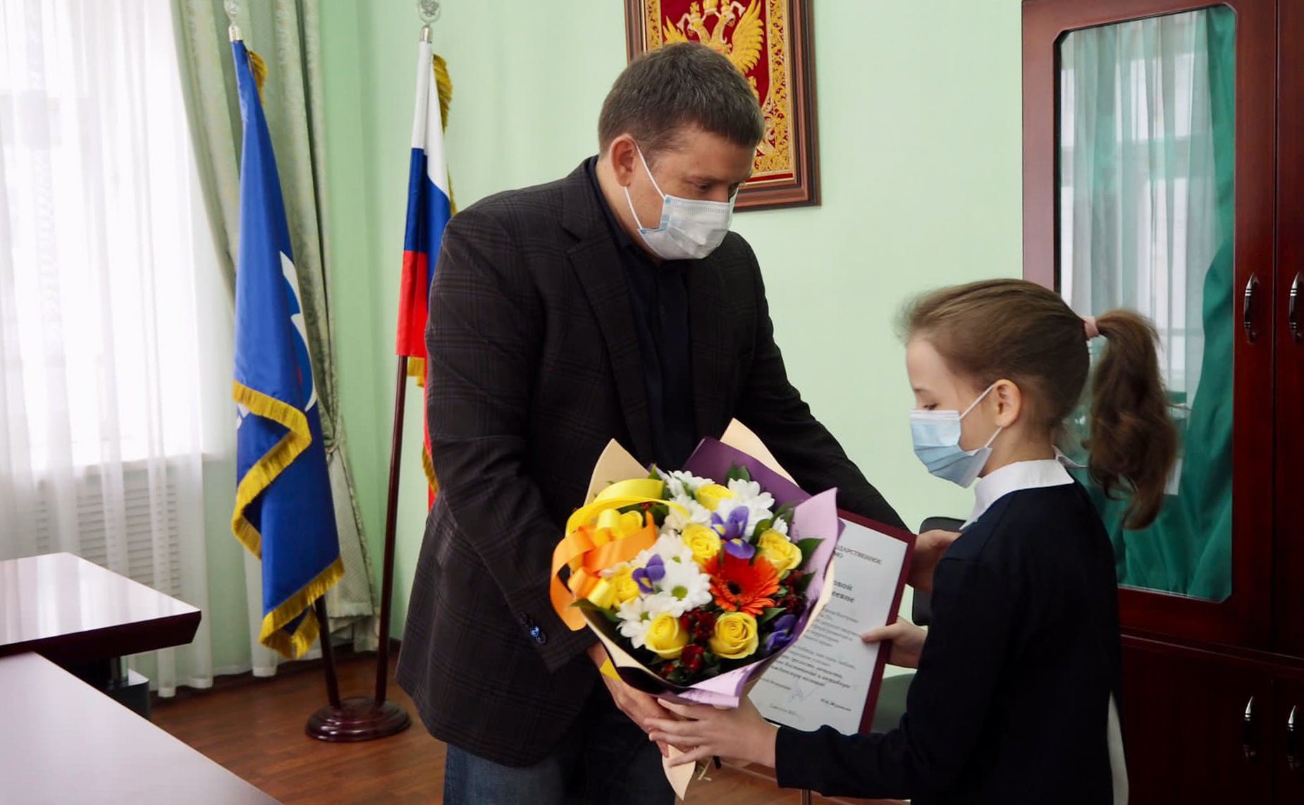 Николай Журавлев вручил благодарственные письма ребятам-победителям Всероссийской детской школы-конкурса «Портрет твоего края»