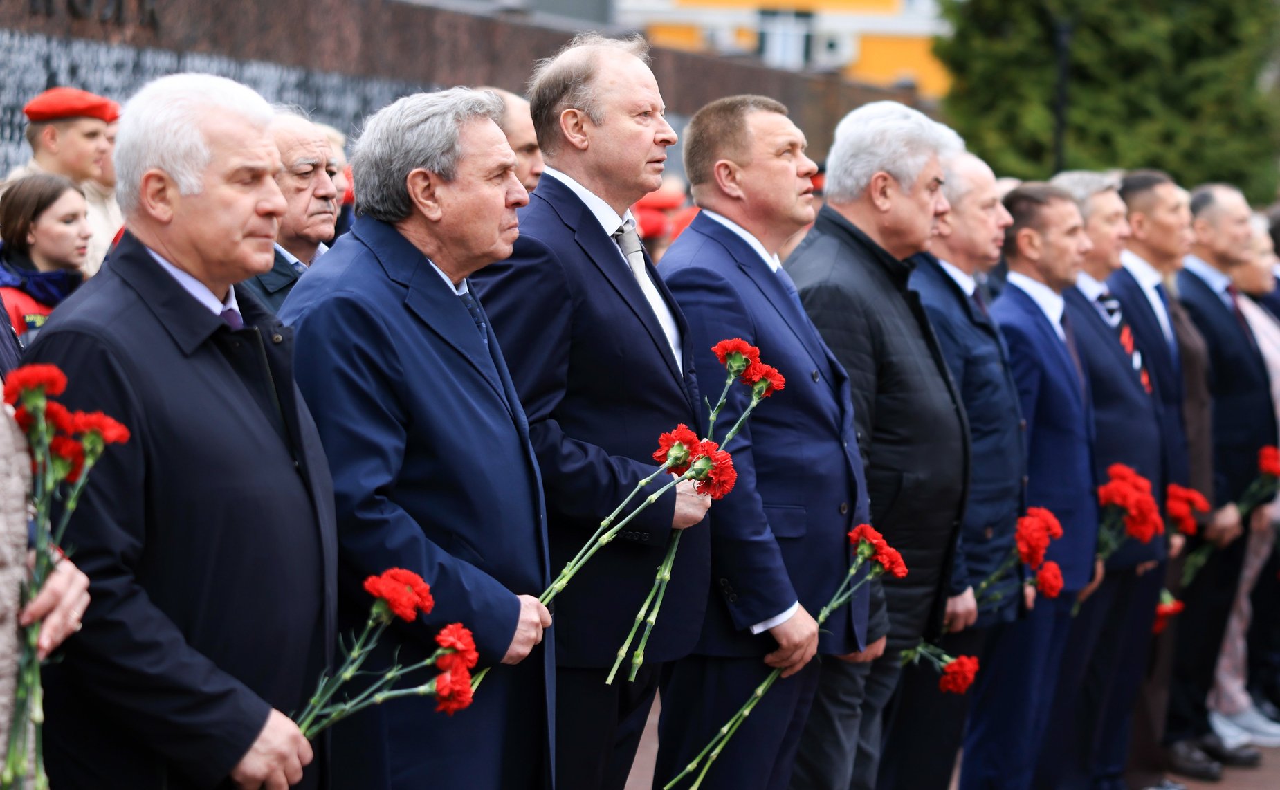 Сенаторы возложили цветы к Вечному огню в Сквере Памяти Героев в Смоленске