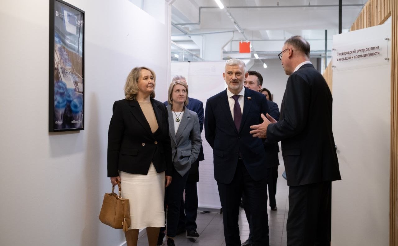 Евгений Дитрих совместно с губернатором Новгородской области Александром Дроновым и статс-секретарём – заместителем генерального директора Корпорации МСП Натальей Коротченковой провёл встречу с представителями малого и среднего предпринимательства