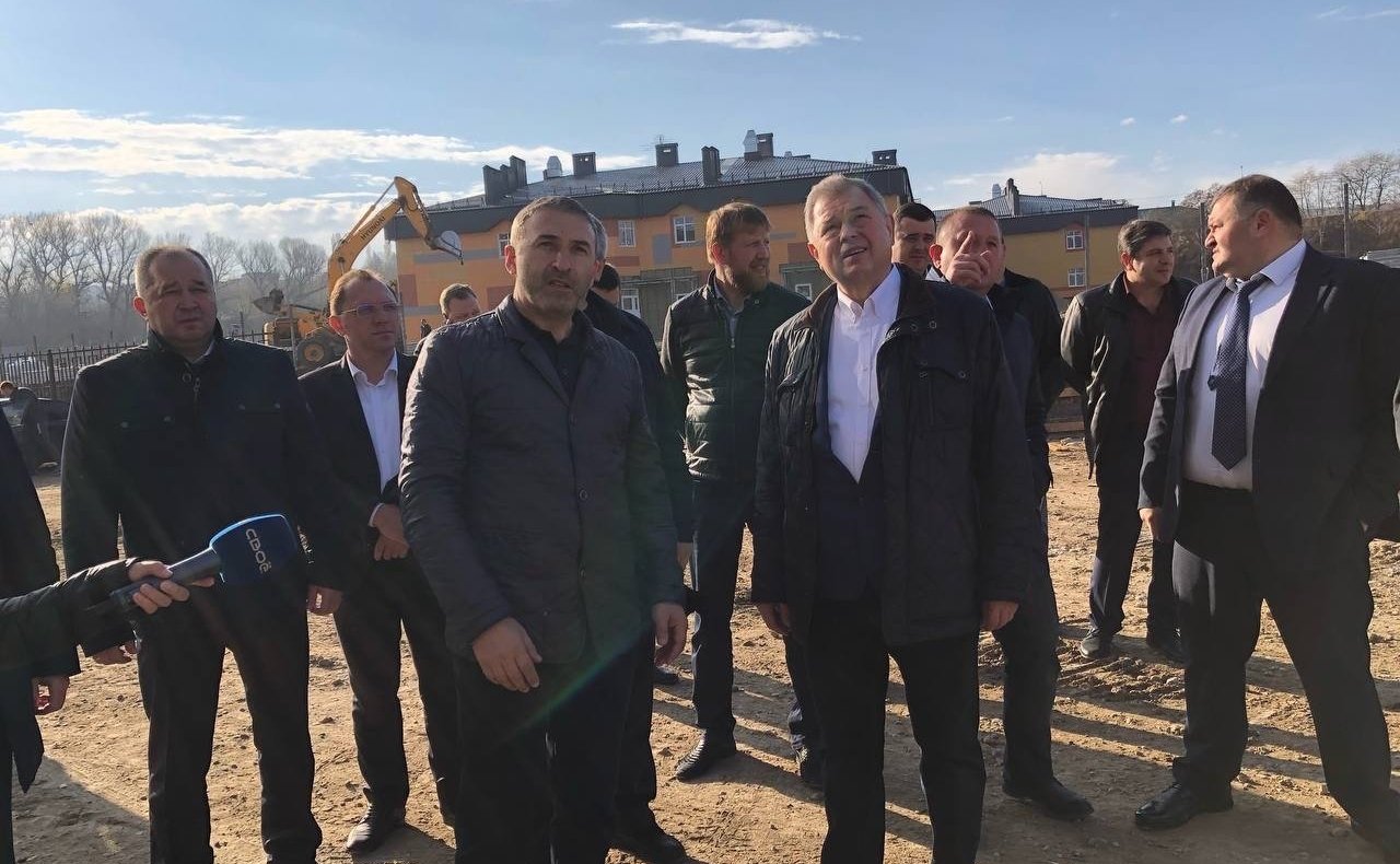 Анатолий Артамонов посетил строительные площадки нескольких социально-значимых объектов Кисловодска