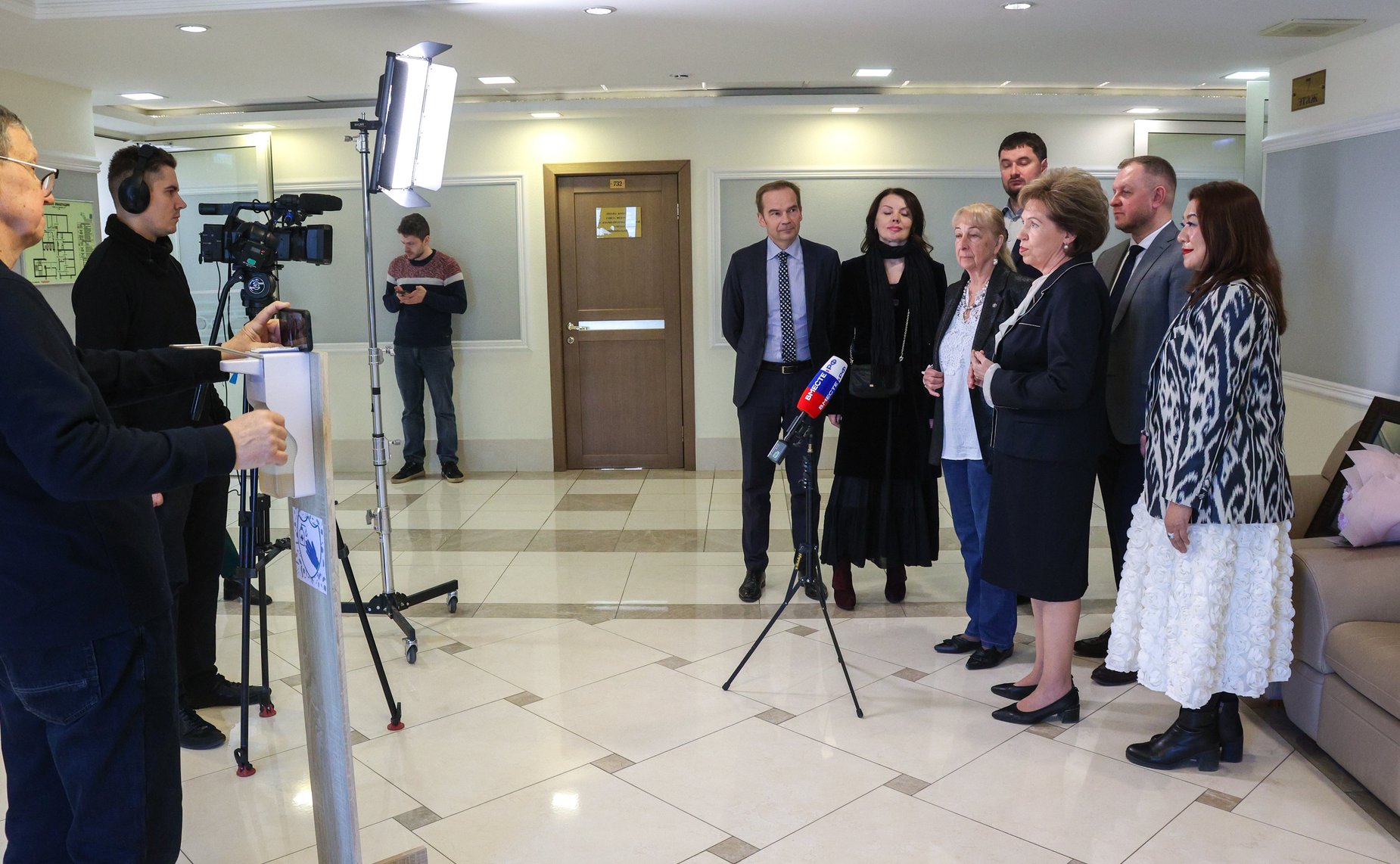 Торжественное открытие выставки Народного художника РФ Людмилы Юга «Нить времен. Подвиг Победы»