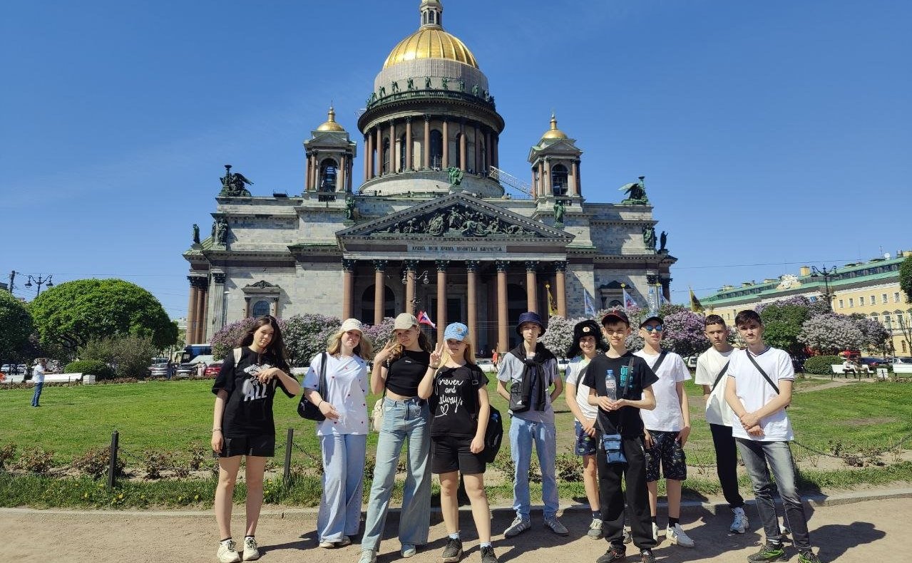 Сергей Мартынов вновь пригласил детей героев побывать в городе на Неве и познакомиться с его главными достопримечательностями