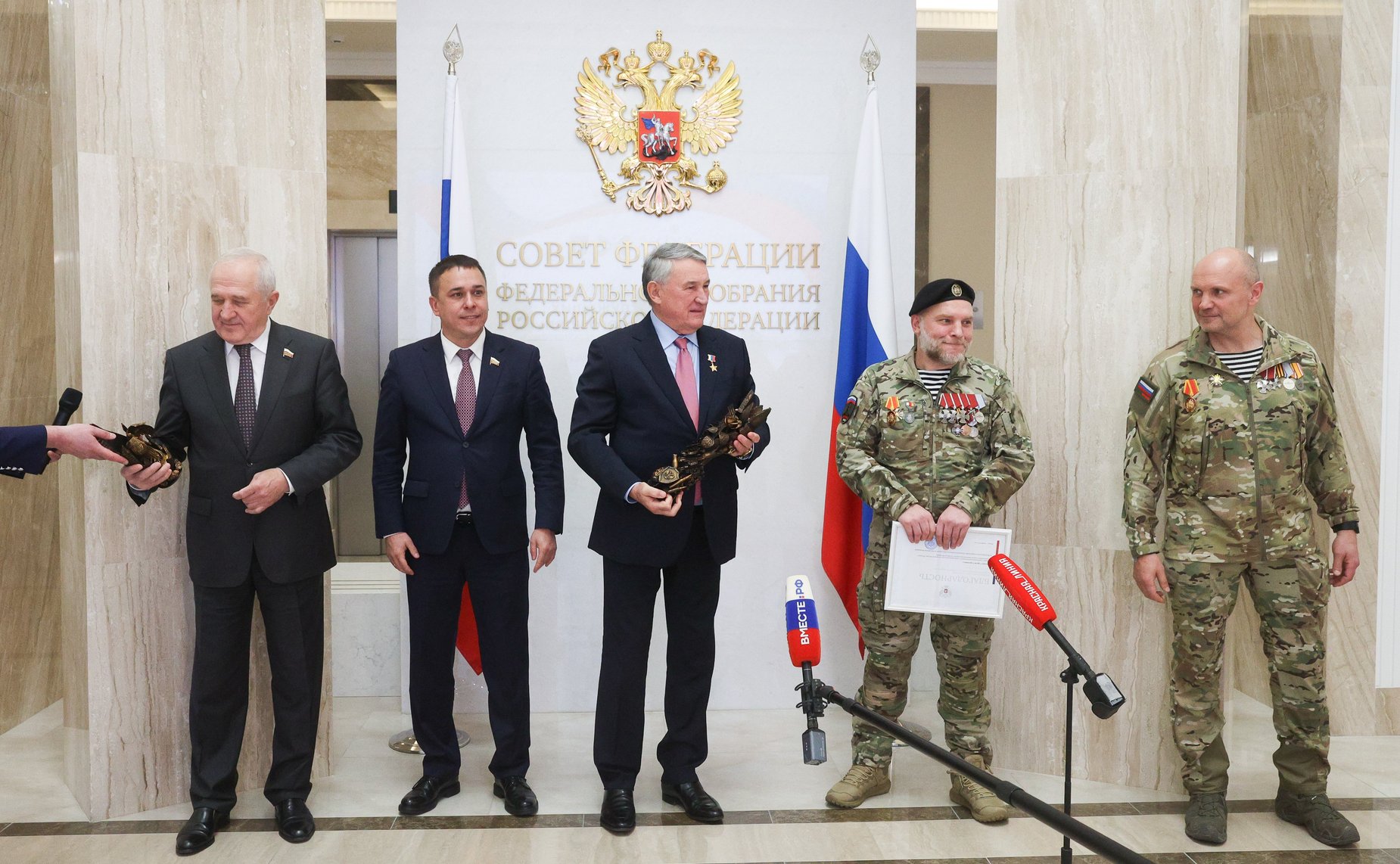 Торжественное награждение военнослужащих в рамках проведения открытия патриотической выставки фотографий военнослужащих Отдельной диверсионной штурмовой бригады «Ветераны»