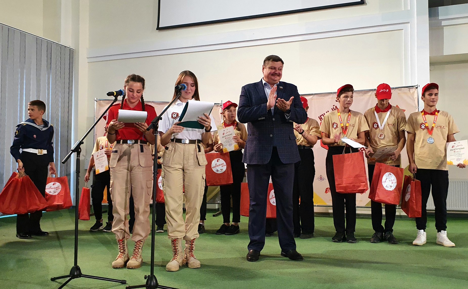 Сергей Колбин вручил дипломы и награды победителям конкурса «Юный водолаз»