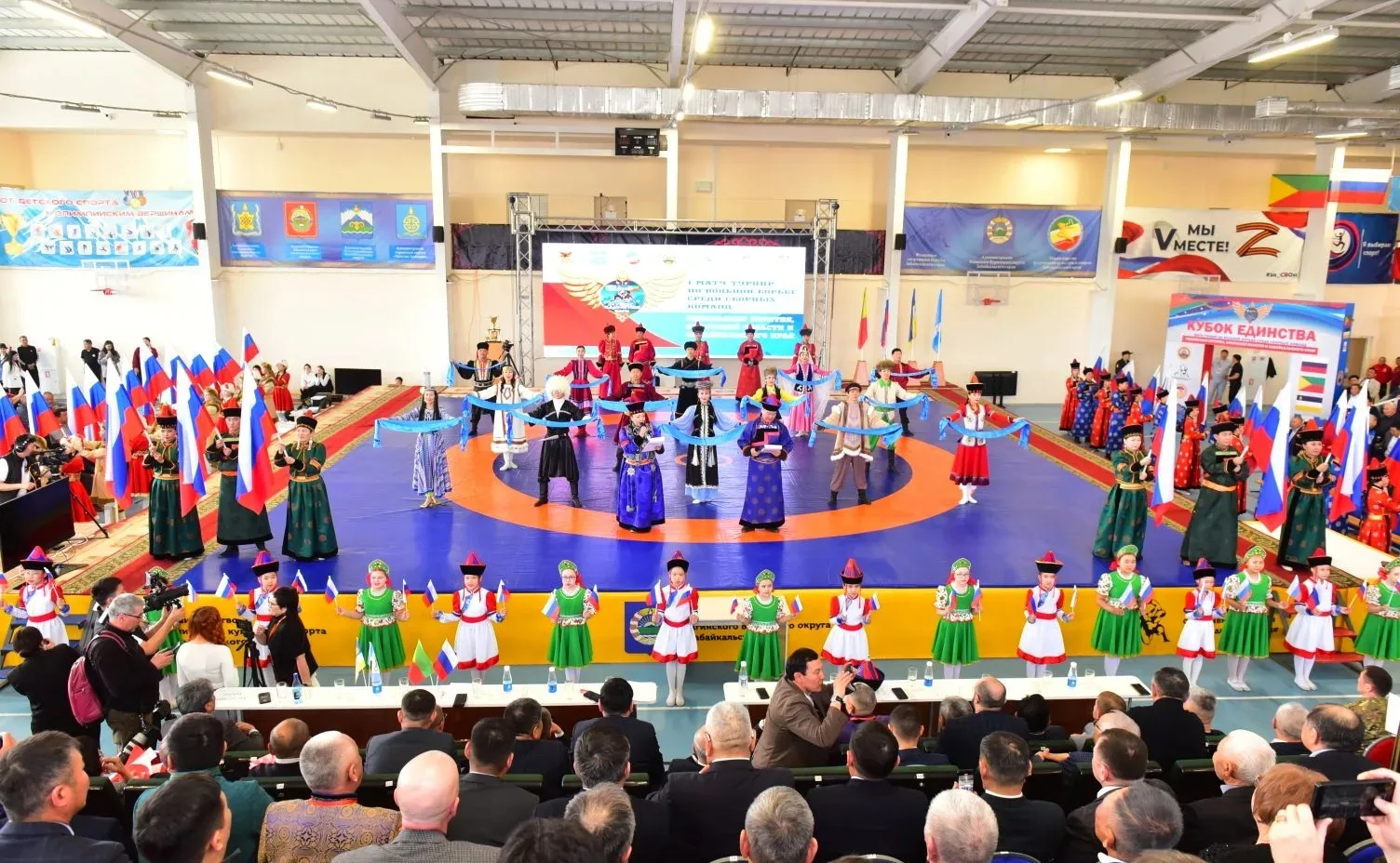 Баир Жамсуев в рамках региональной недели принял участие в историческом событии – первой матчевой встрече по вольной борьбе «Кубок Единства»