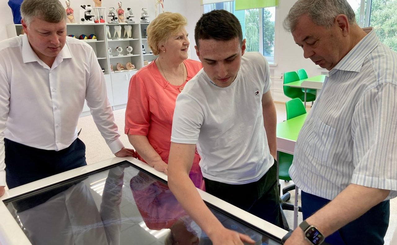 Анатолий Артамонов в ходе рабочей поездки в регион посетил Дзержинский район