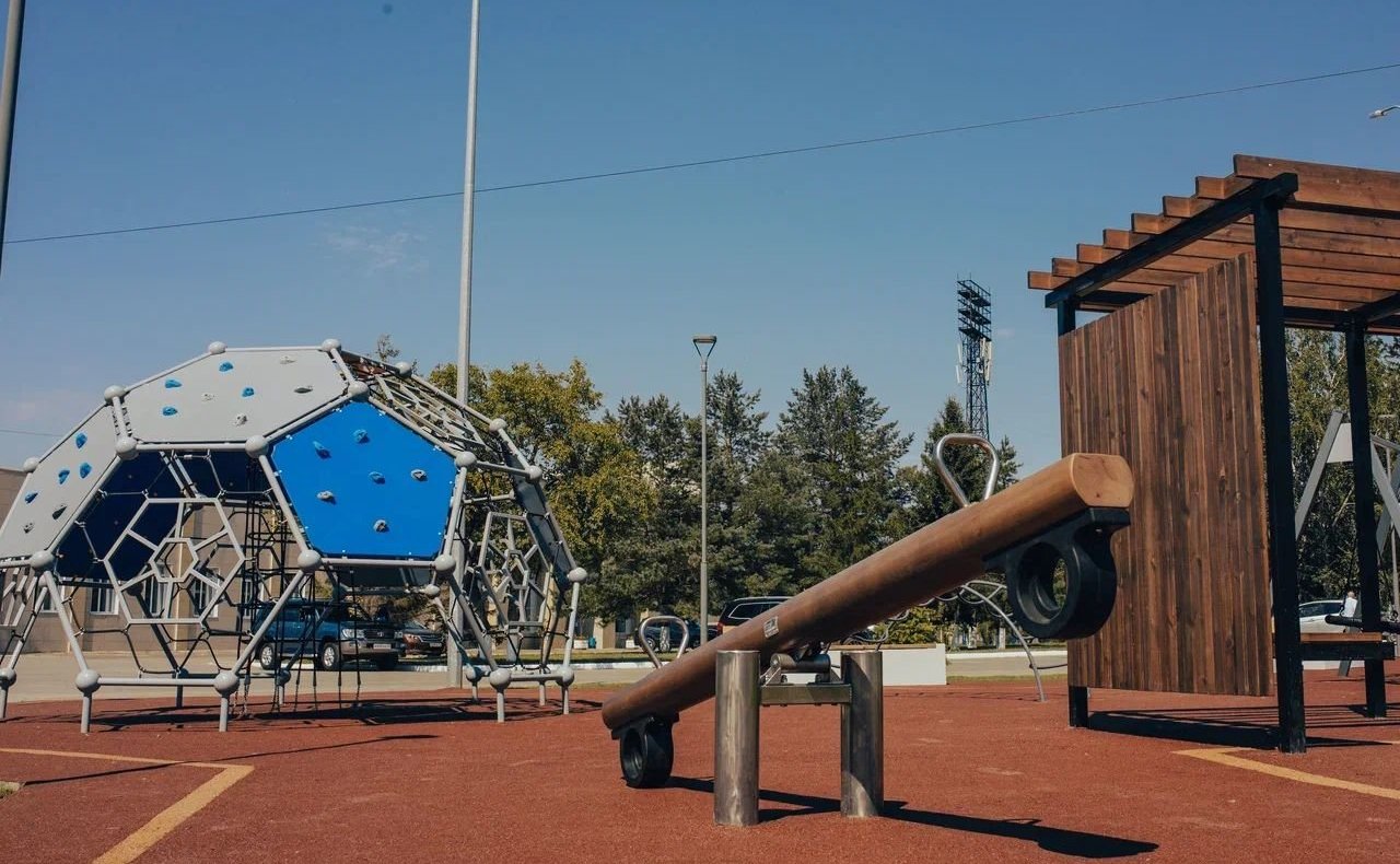 Александр Карелин открыл в Омске сквер памяти Анатолия Тарасова