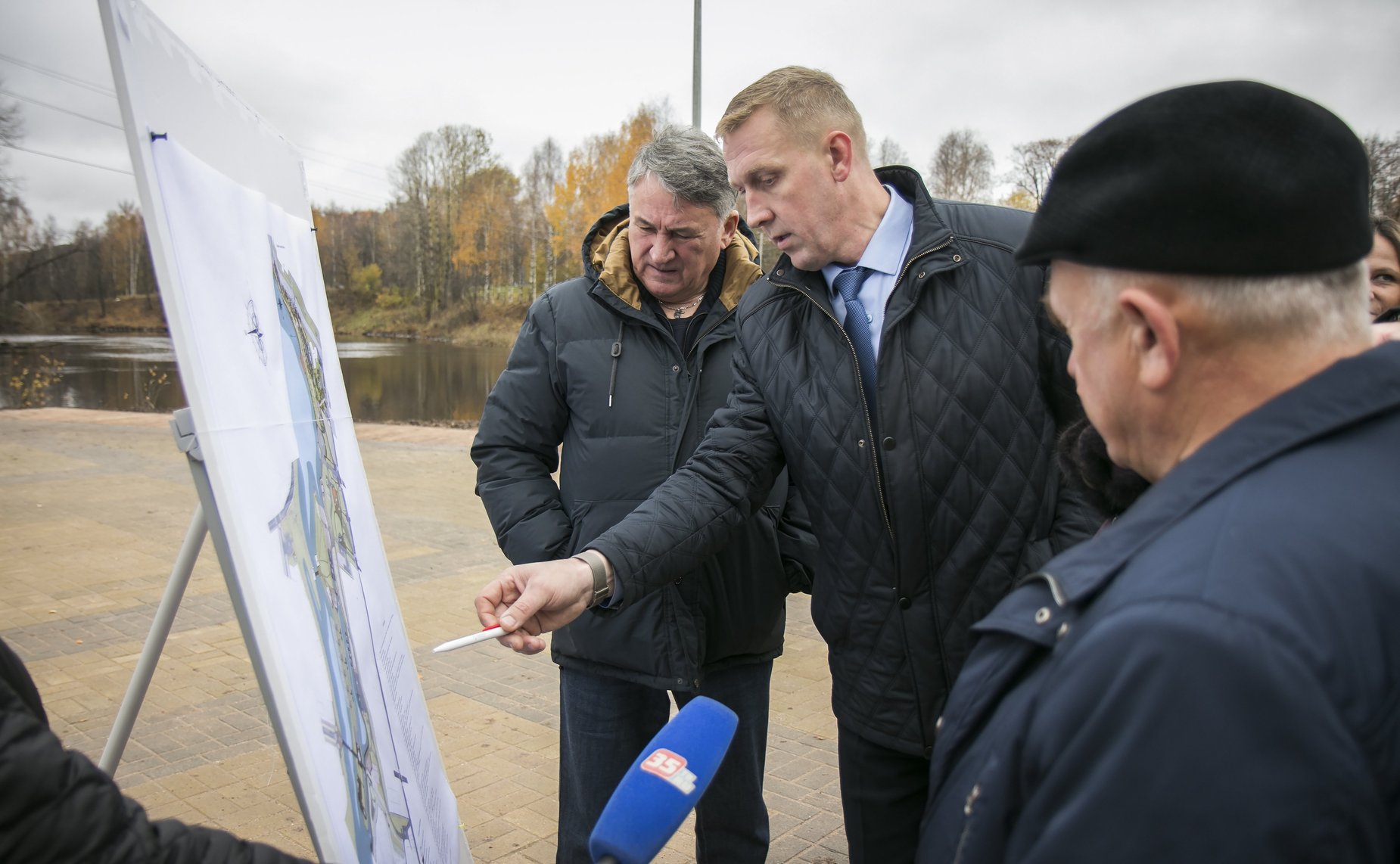 Ю. Воробьев проинспектировал ход работ по строительству набережной Вытегры