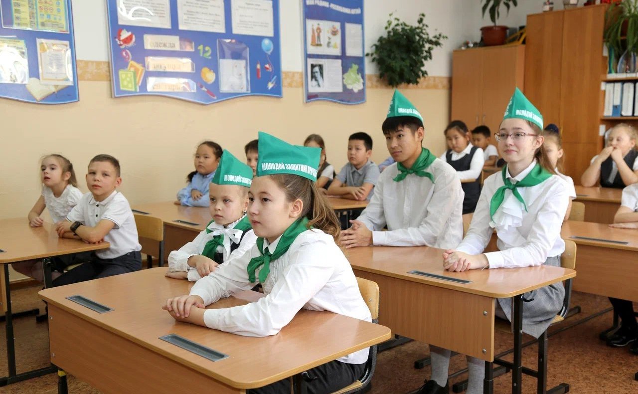 Татьяна Гигель в ходе рабочей поездки в регион провела встречу с учащимися городской школы-гимназии №3, которые вместе с родителями и педагогами приняли активное участие в акции «Эколята Алтая»