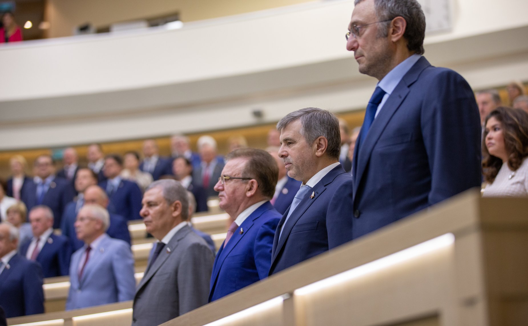 Сенаторы слушают гимн России перед началом 464-го заседания Совета Федерации