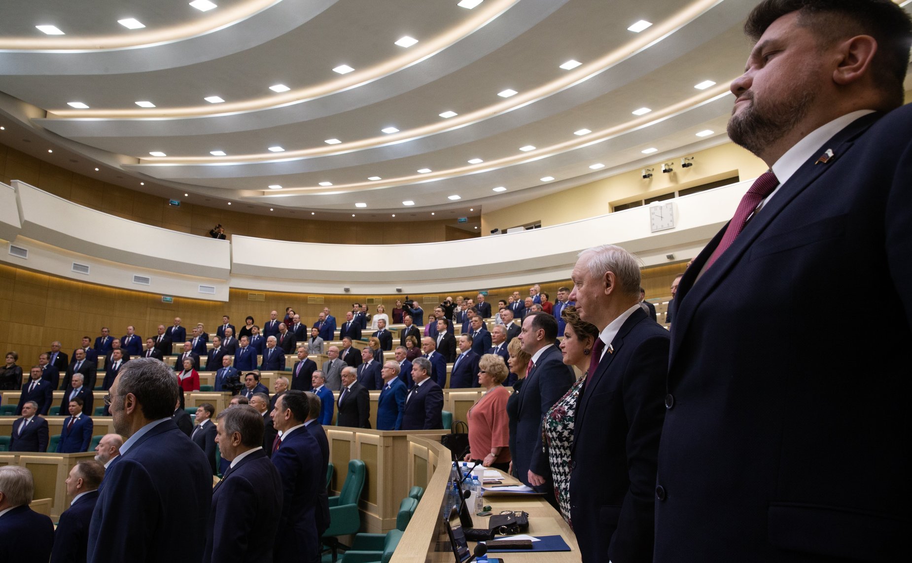 Сенаторы слушают гимн России перед началом 477-го заседания Совета Федерации