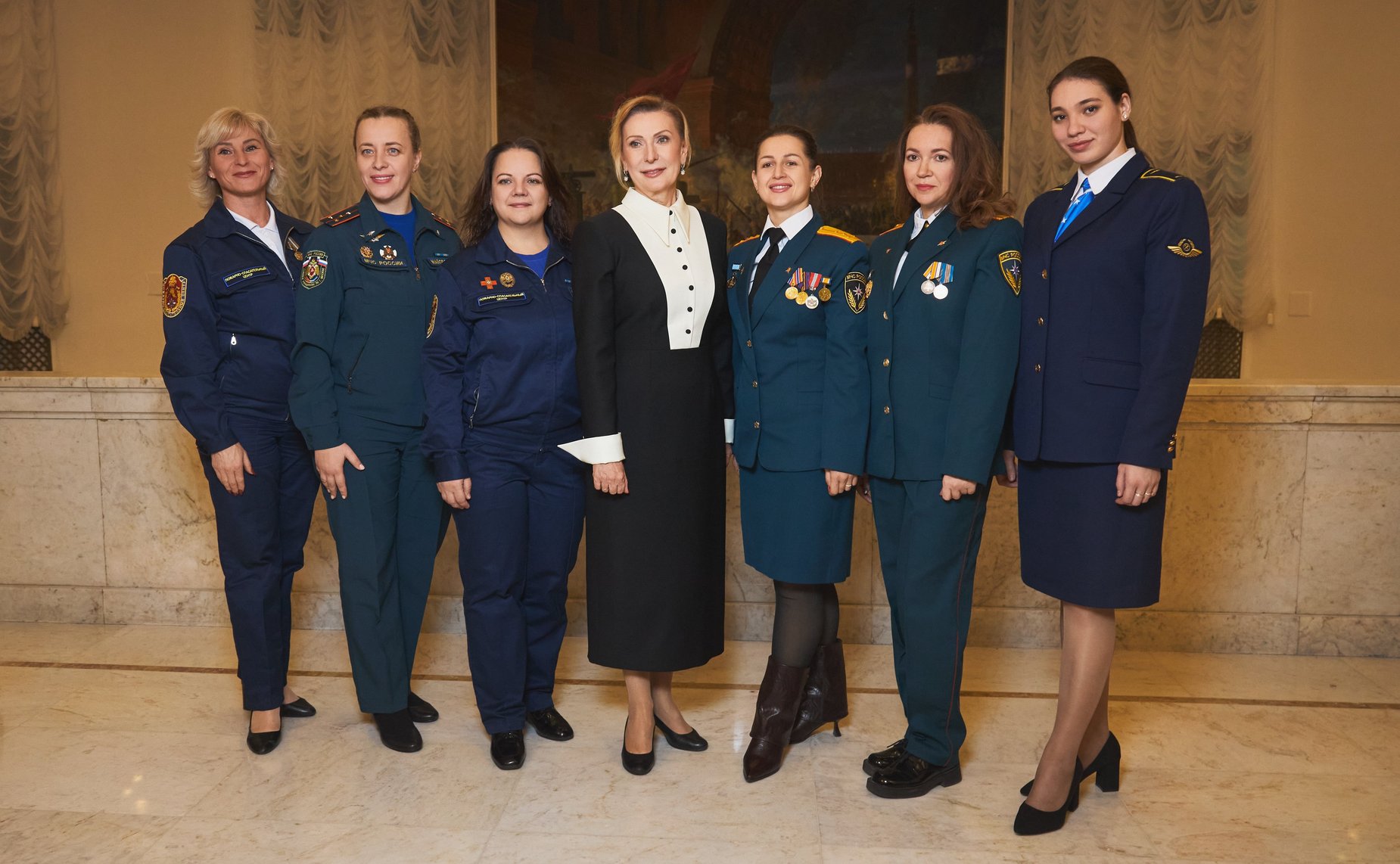 Заместитель Председателя Совета Федерации Инна Святенко приняла участие в церемонии награждения поисковиков, добровольцев и волонтеров, состоявшейся в Центральном академическом театре Российской Армии