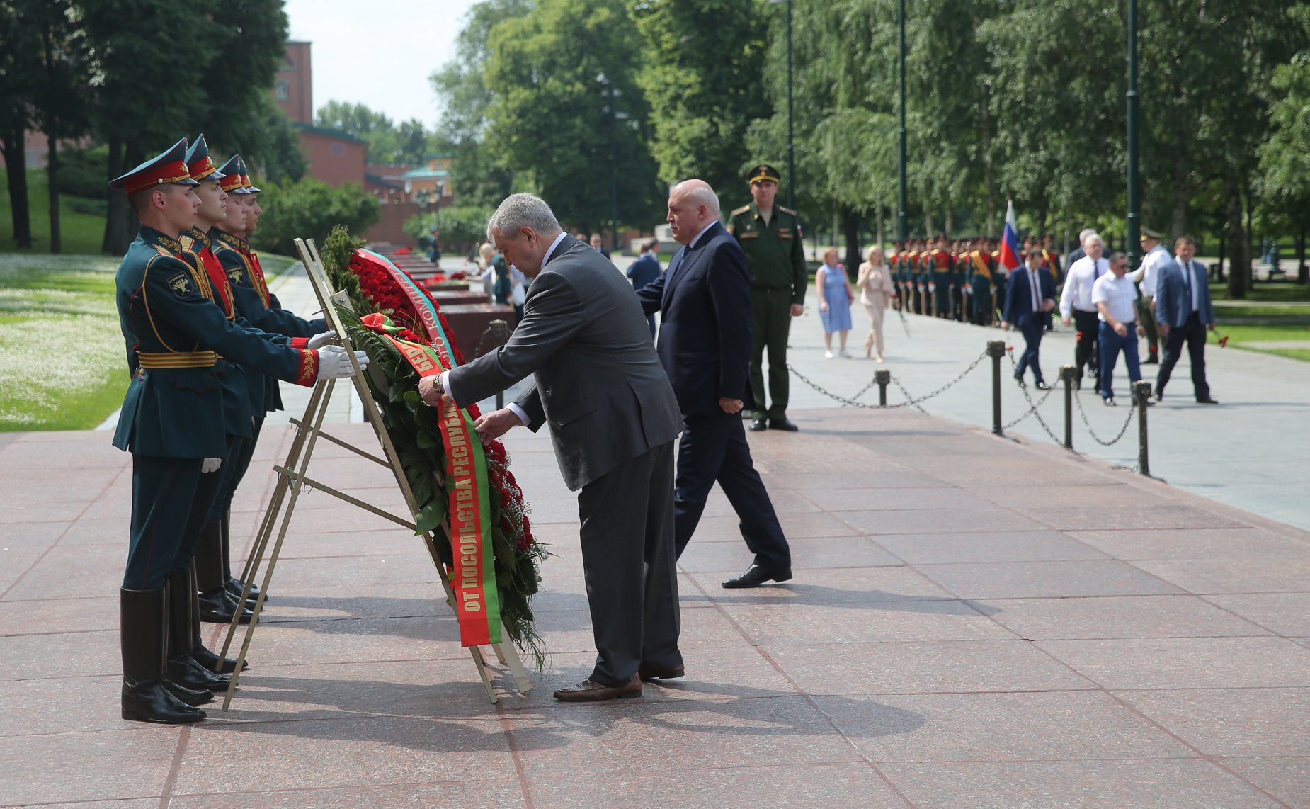 Участие сенаторов РФ в торжественной церемонии возложения венка от Посольства Республики Беларусь в РФ к Могиле неизвестного Солдата и цветов к мемориалам Город-Герой Минск и Брестская Крепость — Герой