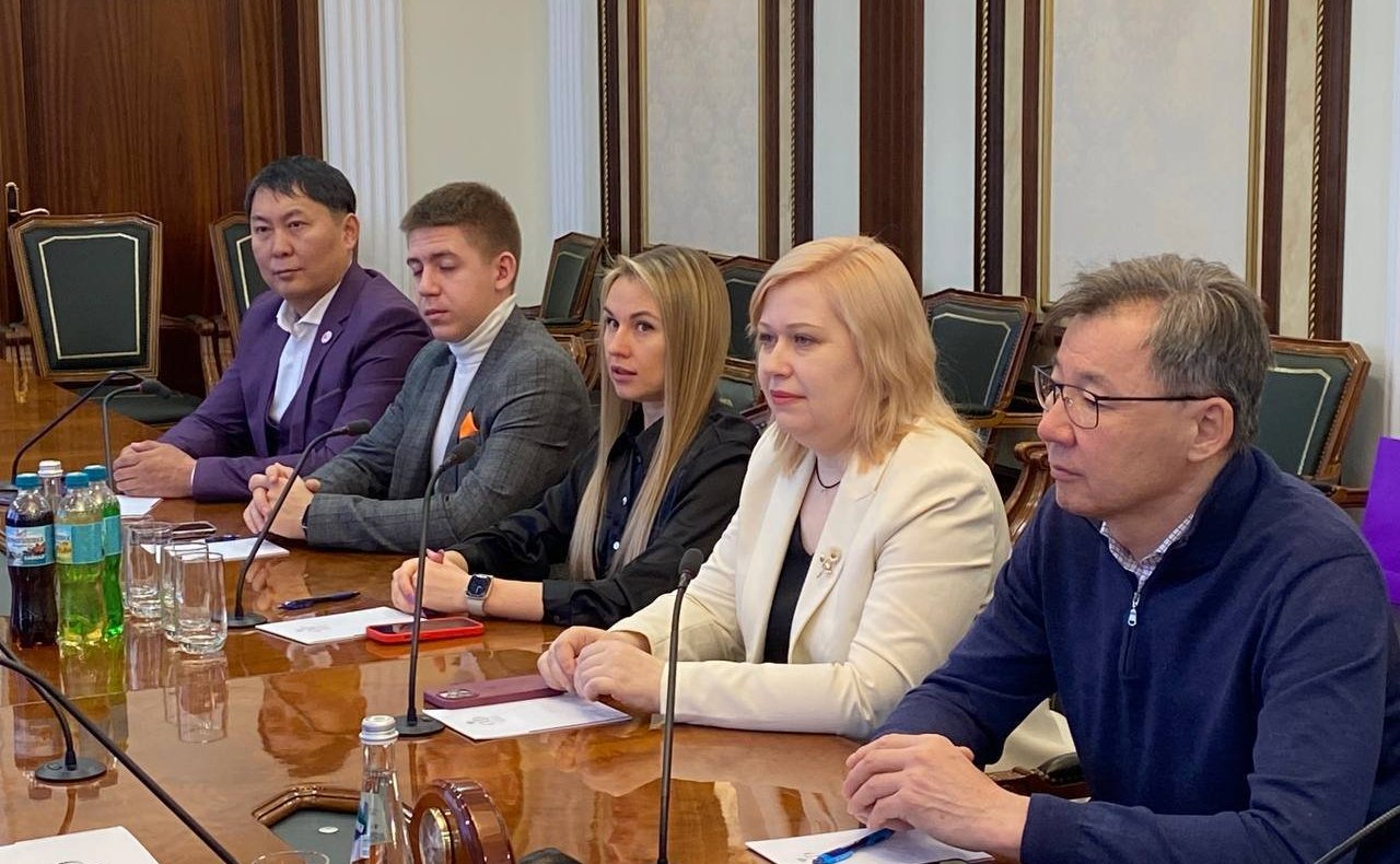 Баир Жамсуев провел встречу с представляющими Забайкалье участниками международной выставки туризма и индустрии гостеприимства