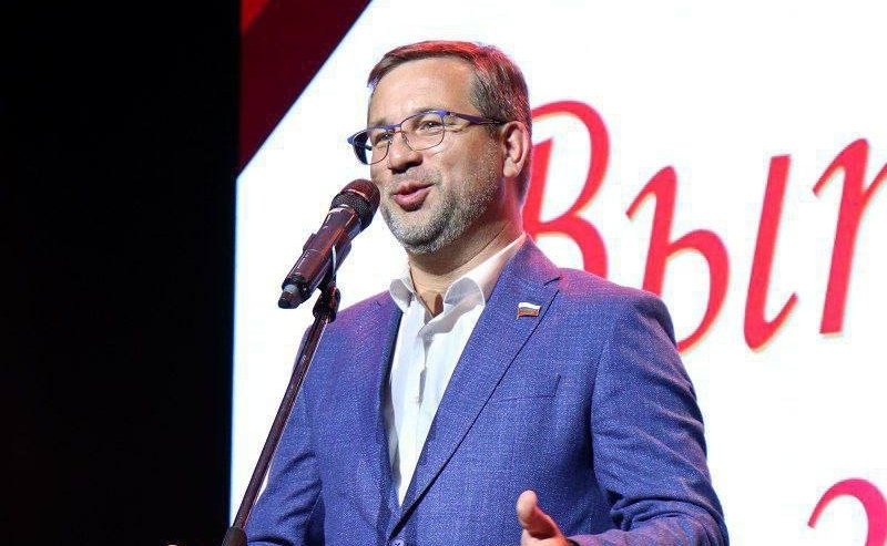 Николай Владимиров поздравил выпускников юридического факультета Чувашского государственного университета им.И.Н.Ульянова с окончанием вуза и вручил им дипломы