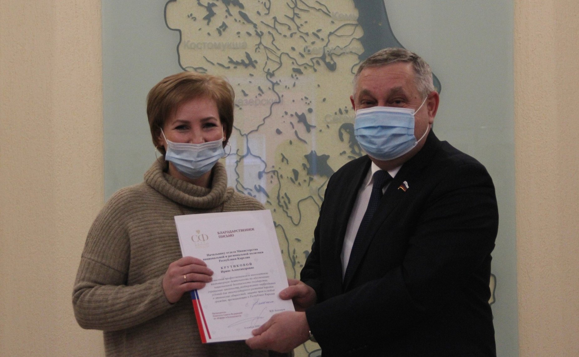 Александр Ракитин провел рабочую встречу в министерстве национальной политики и вручил от имени Комитета СФ по обороне и безопасности благодарственные письма ряду сотрудников министерства