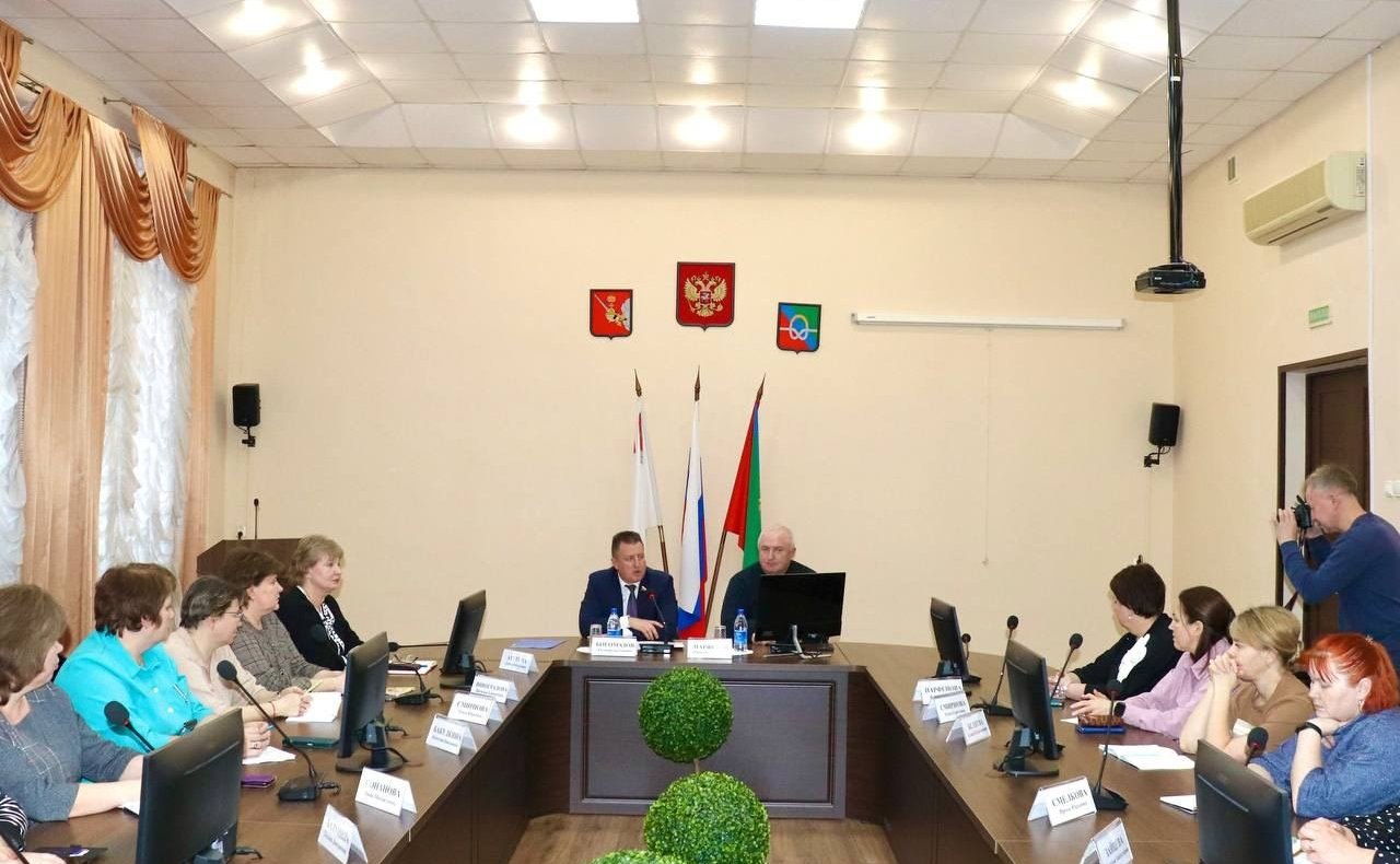 Евгений Богомазов обсудил актуальные вопросы развития образования в Вологодской области