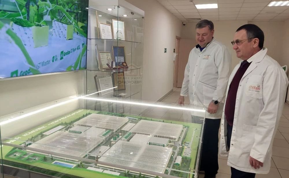 Николай Федоров посетил тепличный комплекс «Новочебоксарский»