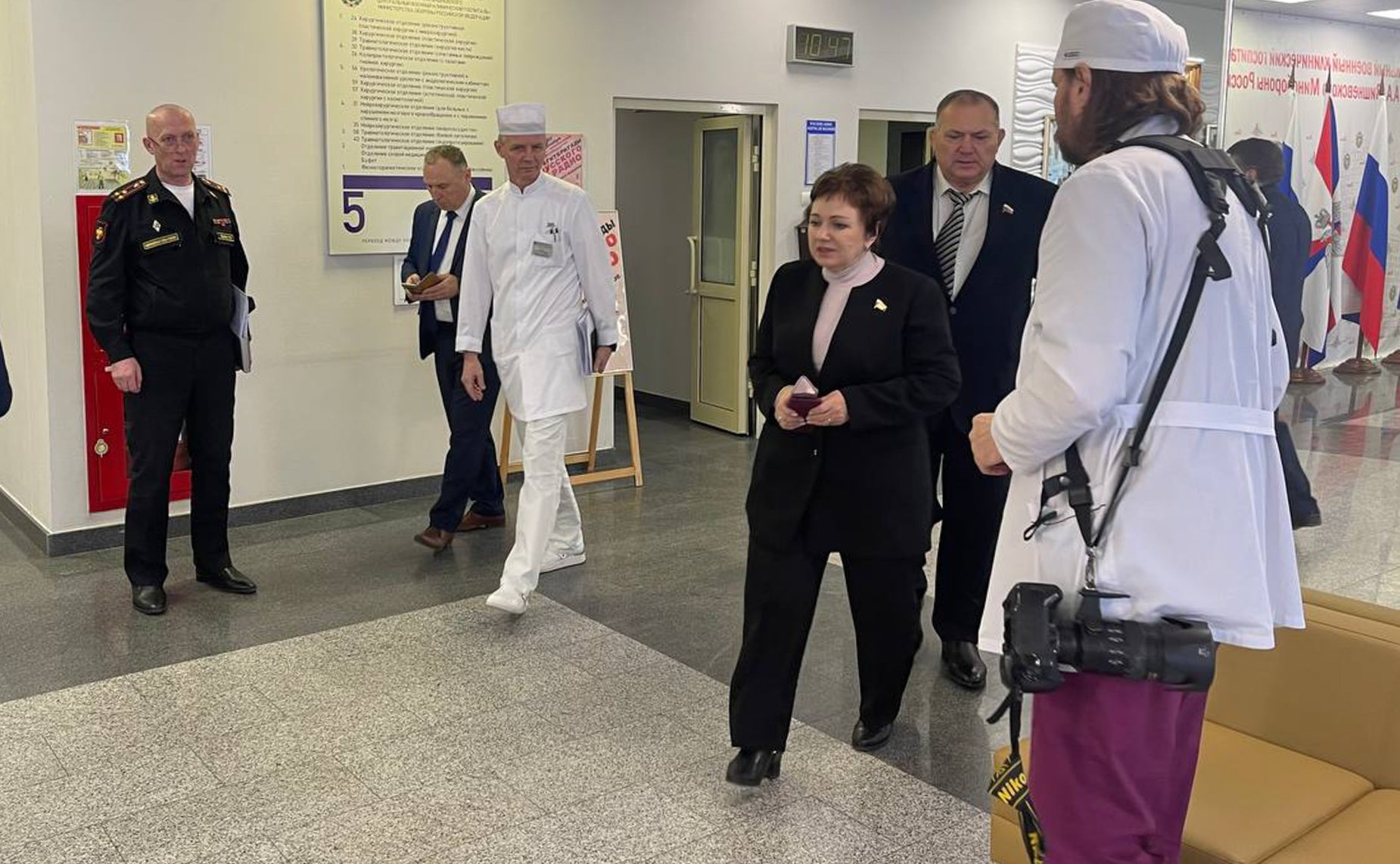 Сенаторы посетили военный госпиталь и вручили награды участникам СВО