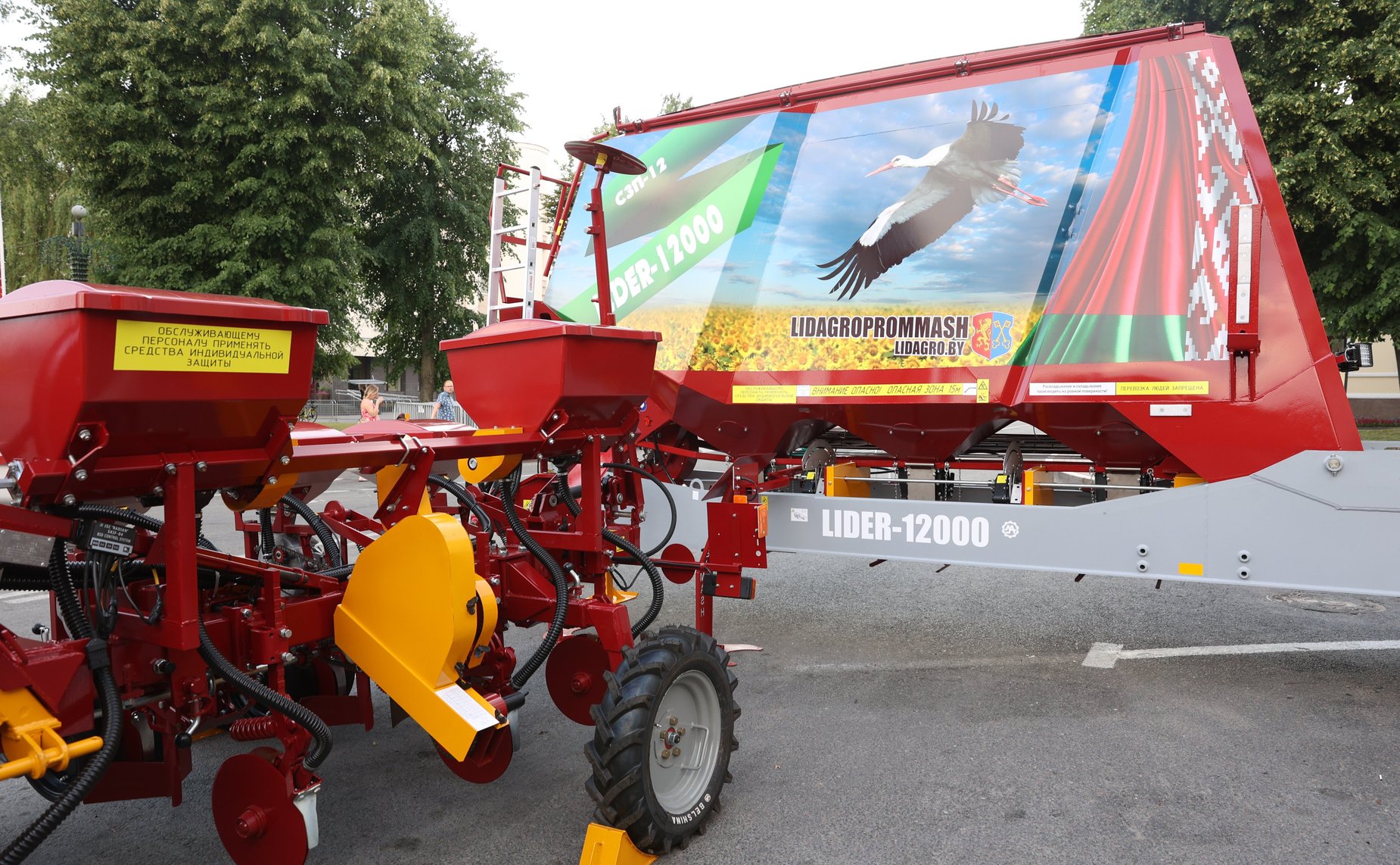 Валентина Матвиенко совместно с Натальей Кочановой открыли ярмарку достижений народного хозяйства Беларуси