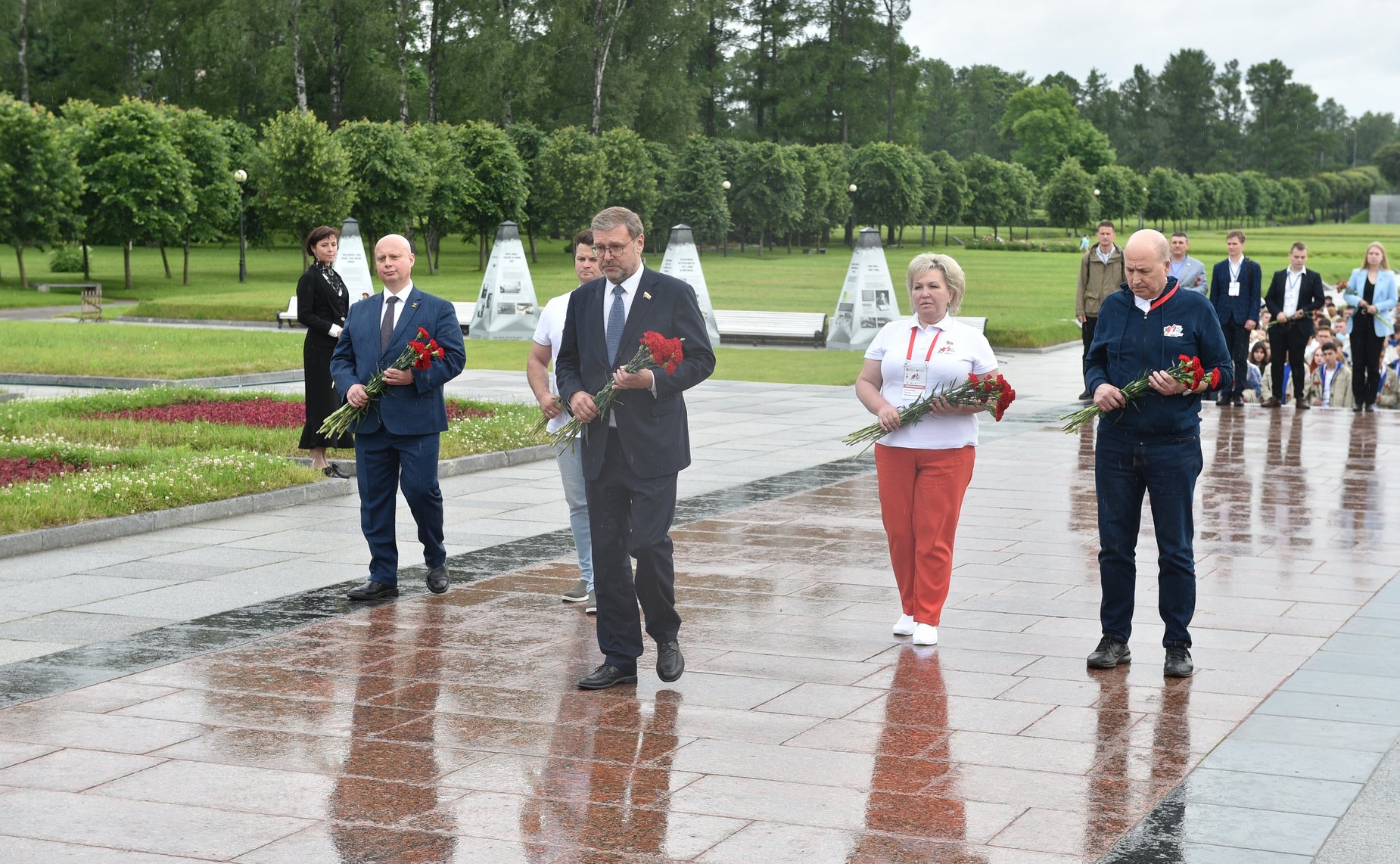 Участники проекта «Поезд Памяти» посетили Пискаревское мемориальное кладбище