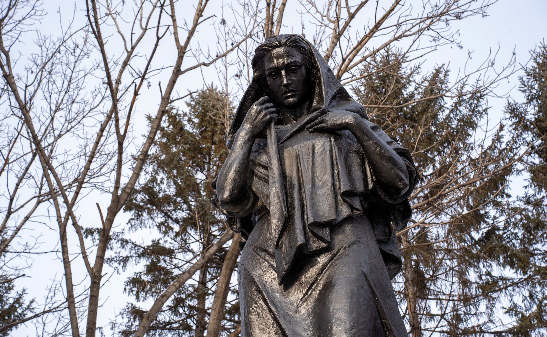 Сенаторы приняли участие в возложении цветов к мемориалу «Матерям победителям» в Сквере Победы