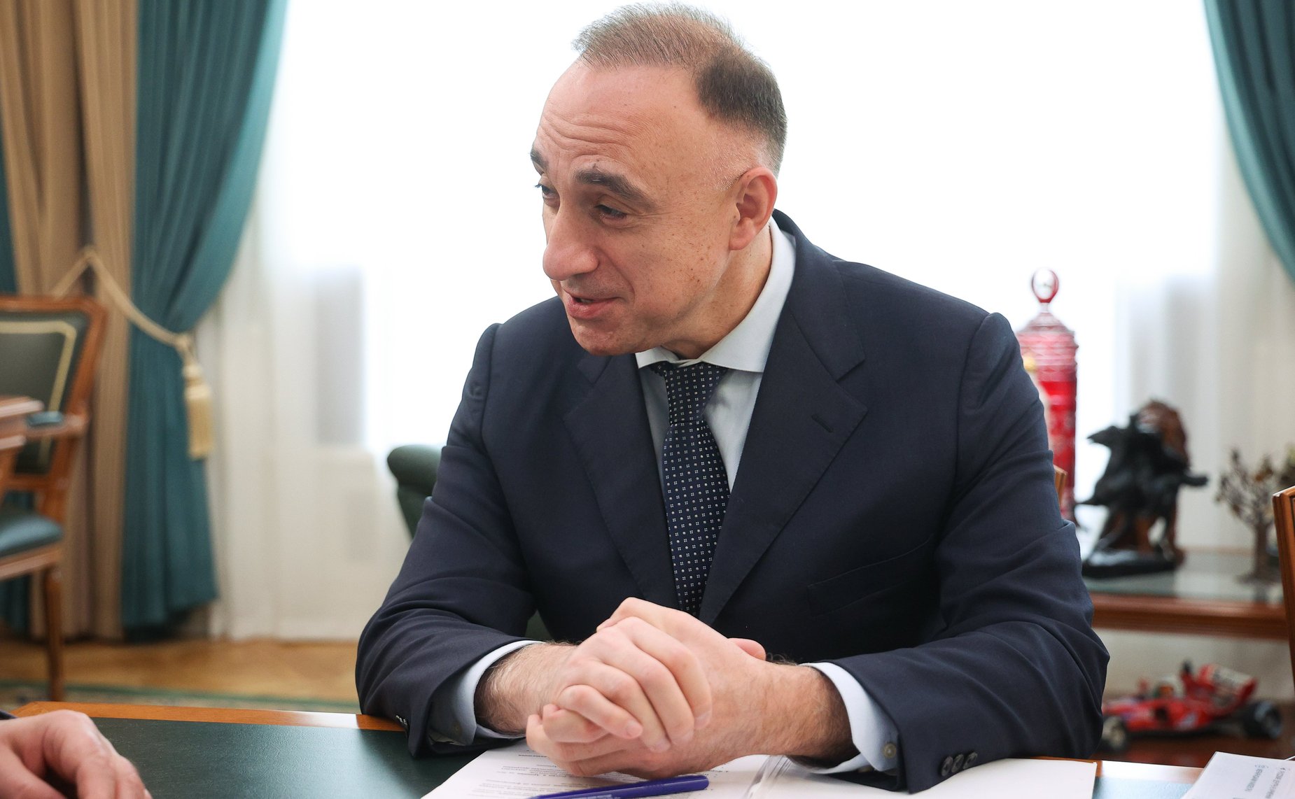 Рабочая встреча заместителя Председателя СФ Юрия Воробьева с Ваграмом Карапетяном, членом Экспертного совета МПК, исполнительным директором образовательно-культурного благотворительного фонда «Наше будущее»