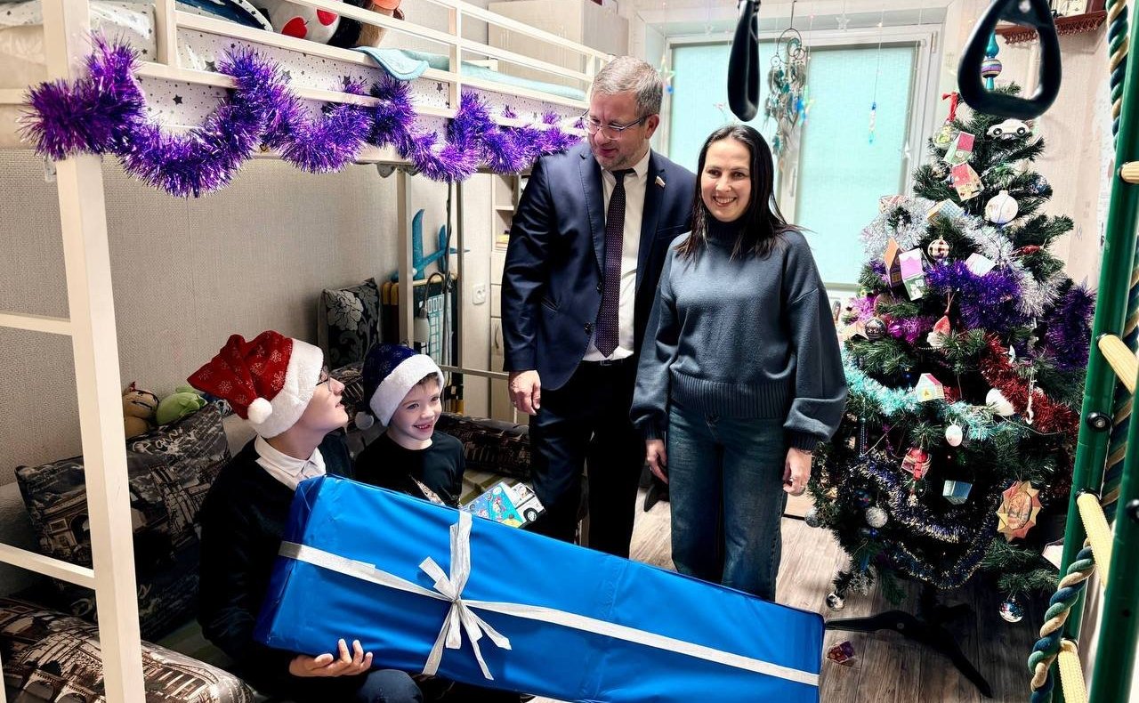 Николай Владимиров принял участие во всероссийской благотворительной акции «Ёлка желаний» и исполнил заветную мечту 16-летнего Кирилла из Чебоксар — подростку вручили цифровое пианино