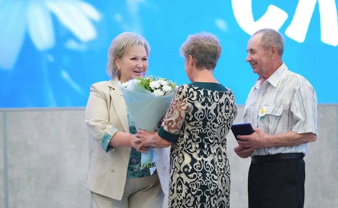 Елена Писарева вручила медаль «За любовь и верность» семейной паре из Великого Новгорода