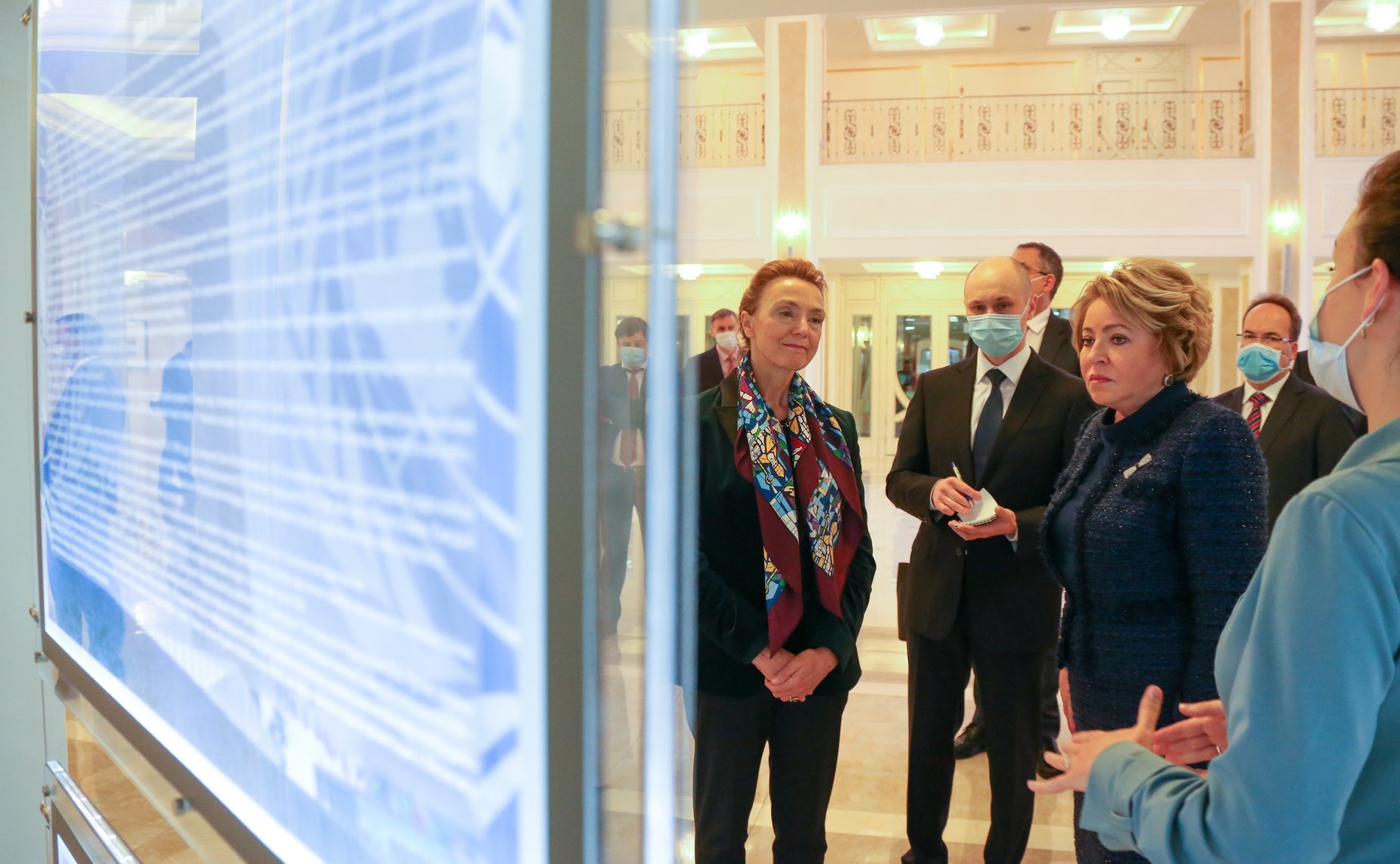 Валентина Матвиенко и Мария Пейчинович-Бурич осмотрели открывшуюся в верхней палате парламента выставку «75 лет создания Организации Объединенных Наций»