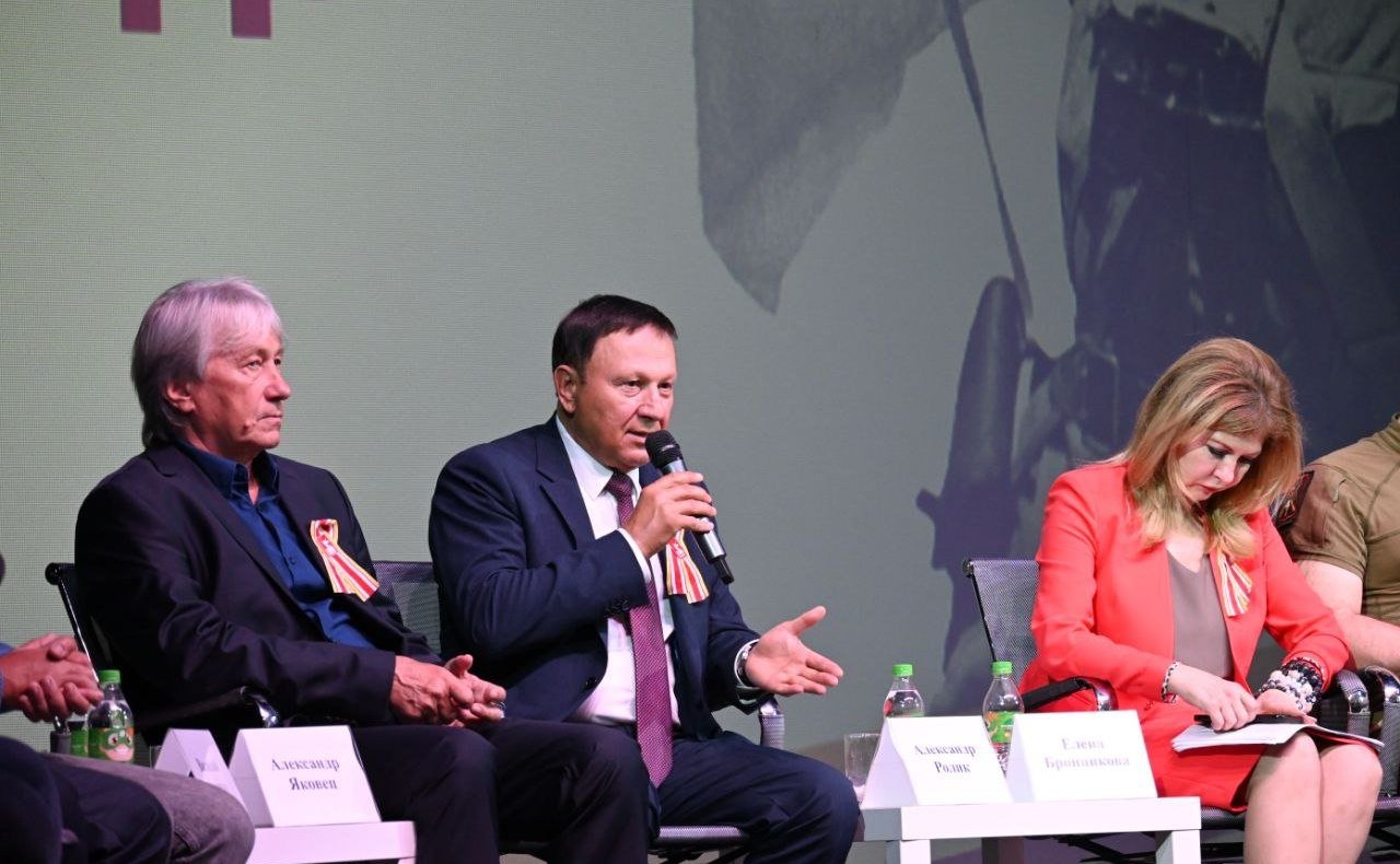 Александр Ролик принял участие в пленарной дискуссии на тему «Литература как мост исторической памяти» во Владивостоке