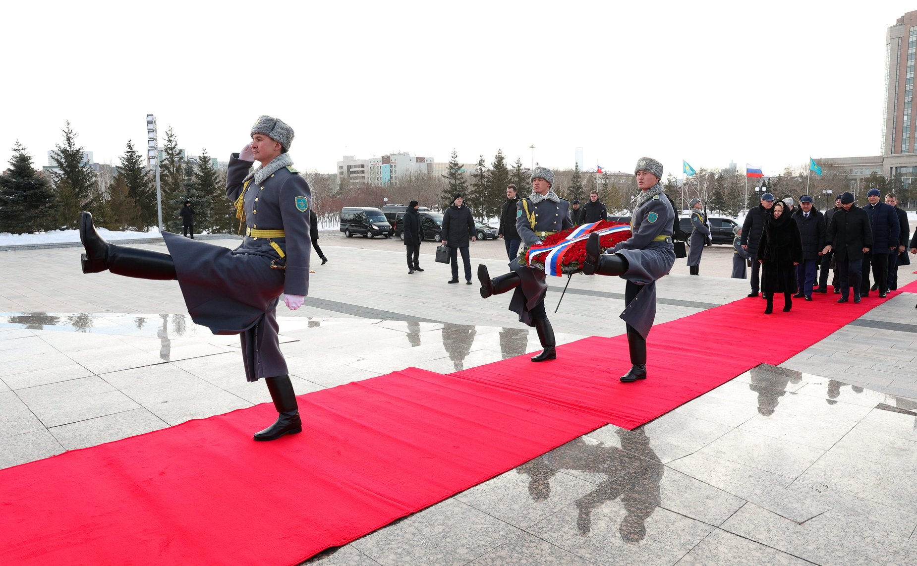 Церемония возложения венка к Монументу защитникам Отечества. Официальный визит делегации Совета Федерации во главе с Председателем СФ Валентиной Матвиенко в Республику Казахстан