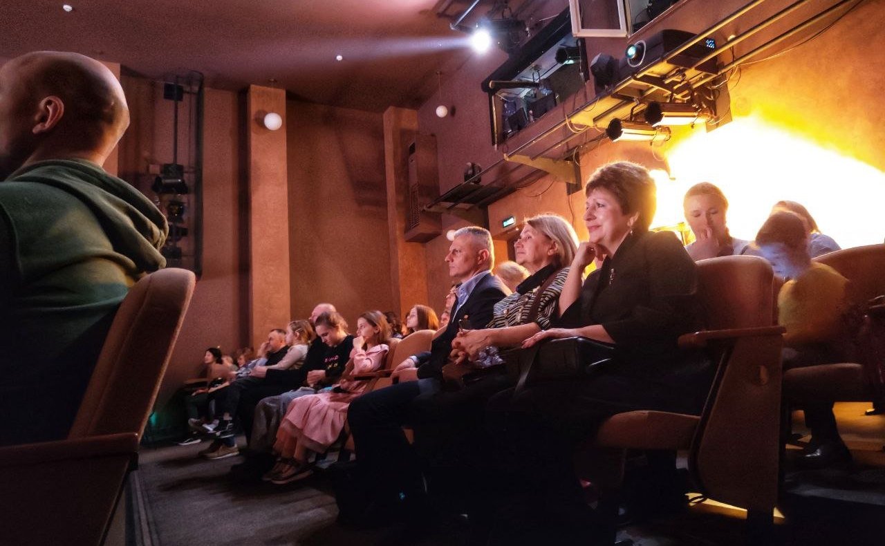 Екатерина Алтабаева посетила спектакль Севастопольского театра юного зрителя «Каштанка» и поздравила коллектив театра с 35-летним юбилеем