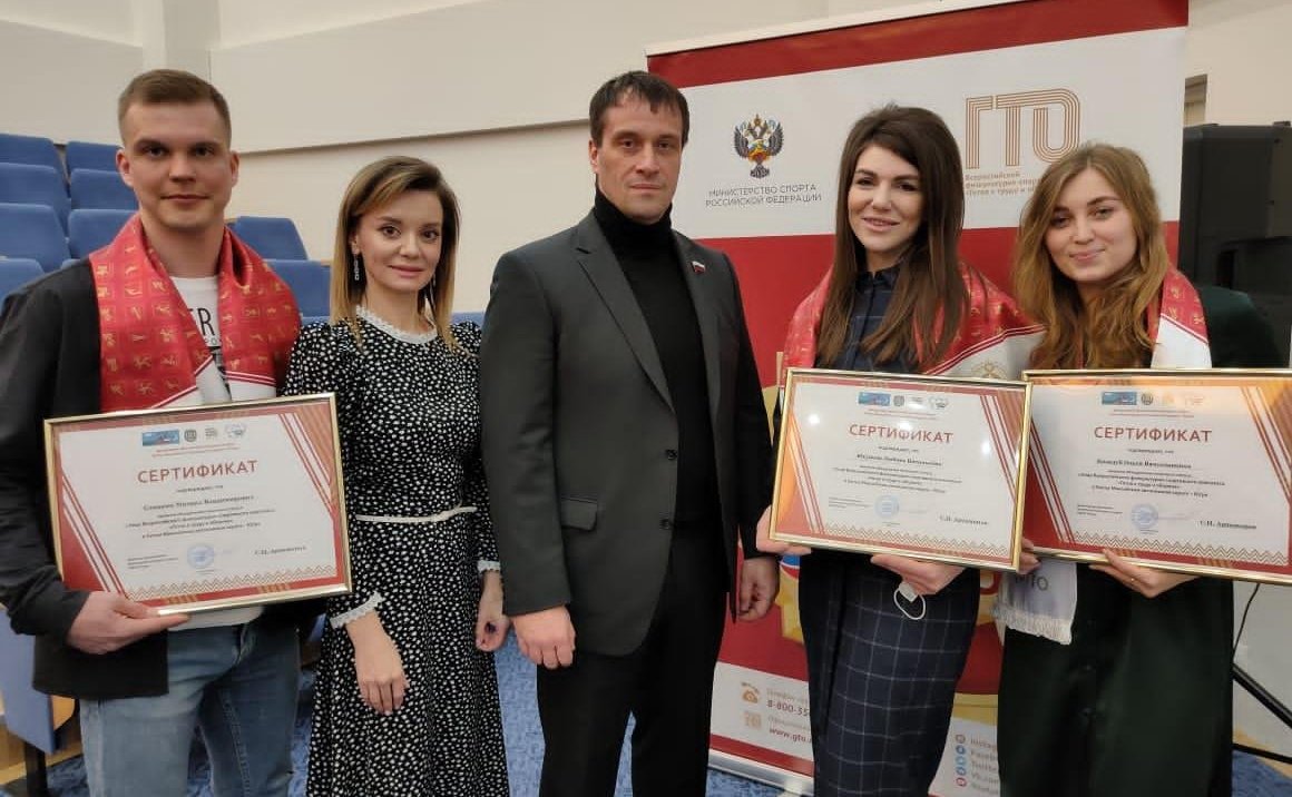 Эдуард Исаков вручил золотые знаки ГТО учащимся и тренерам Югорского колледжа-интерната олимпийского резерва