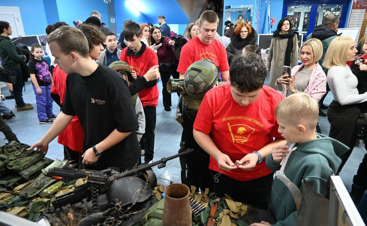 В Ульяновске прошёл праздничный концерт для детей участников специальной военной операции, в фойе концертного зала организована фотовыставка «Герои Гостомеля» и показ образцов боевого снаряжения