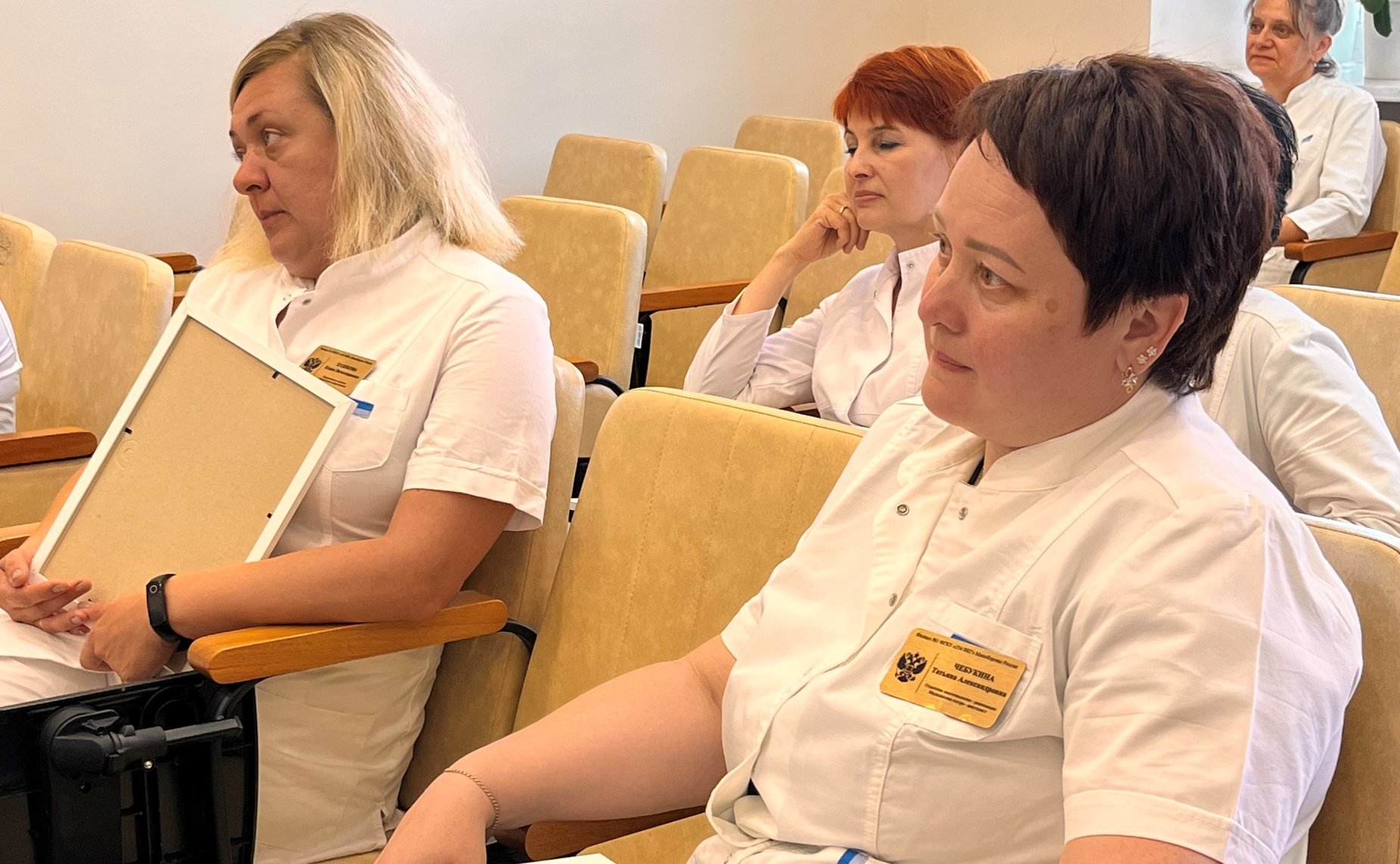 Маргарита Павлова посетила военный госпиталь, расположенный в Челябинске и вручила благодарности медицинским работникам