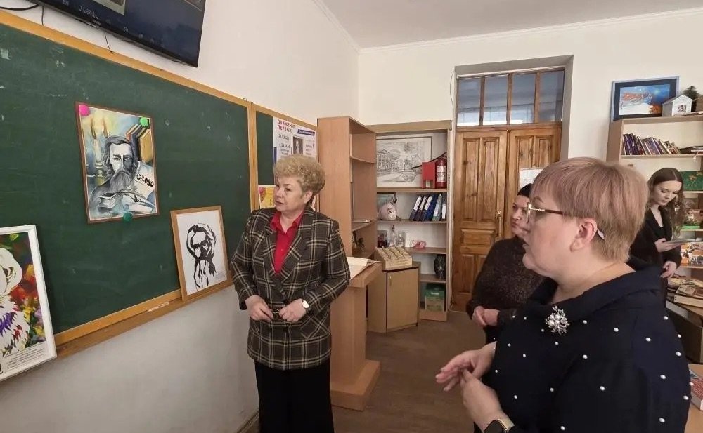 Ольга Бас в ходе поездки в регион посетила Луганскую специализированную школу № 5 имени В. И. Даля