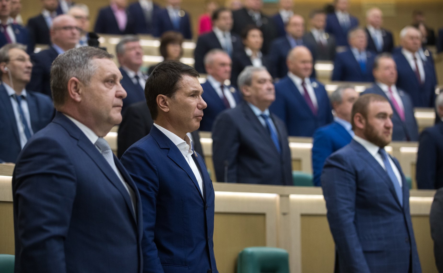 Сенаторы слушают гимн России перед началом 434-го заседания Совета Федерации