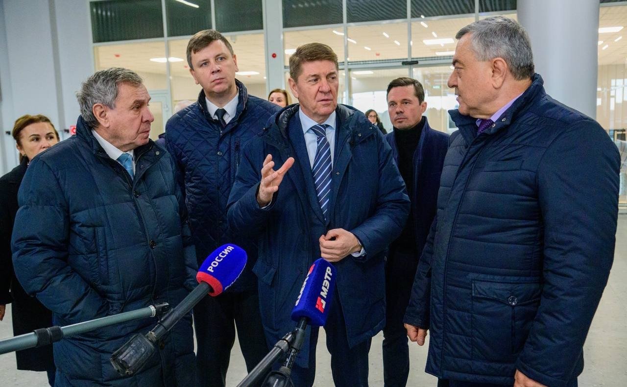 В рамках рабочей поездки сенаторы РФ совместно с главой Республики Марий Эл Юрием Зайцевым посетили в Йошкар-Оле аэропортовый комплекс города, универсальный крытый легкоатлетический манеж «Арена Марий Эл», учебный корпус Училища Олимпийского резерва