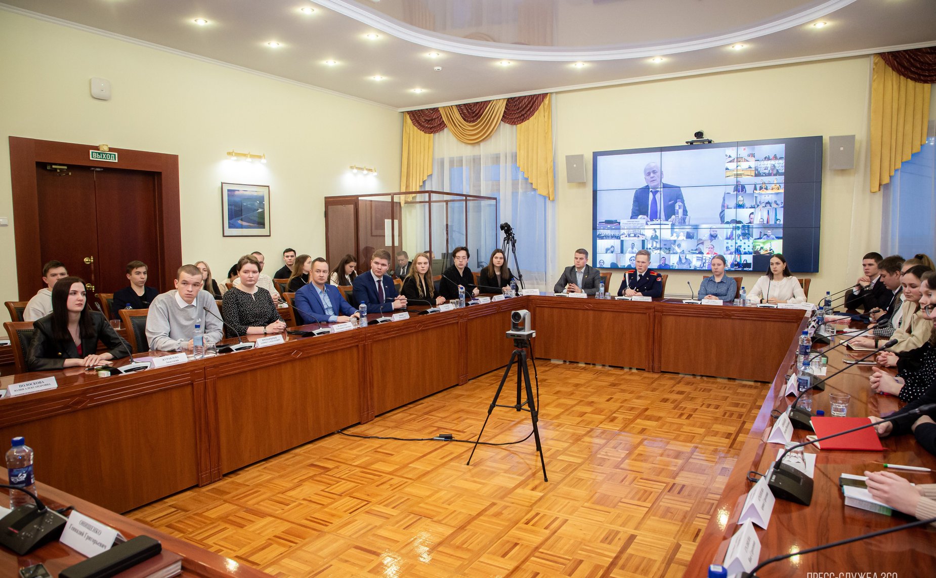 Юрий Воробьев принял участие в очередном заседании Дискуссионного клуба Молодежного парламента при Законодательном Собрании субъекта РФ