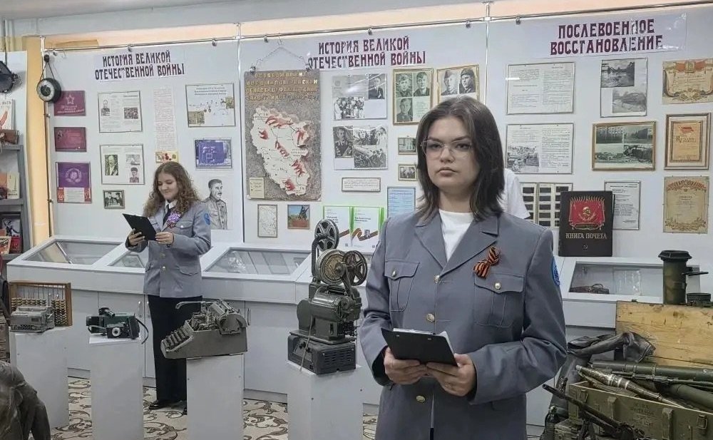 Ольга Бас в ходе поездки в регион посетила Луганскую среднюю школу № 13, где прошло торжественное открытие отреставрированного музея «История Каменного Брода»